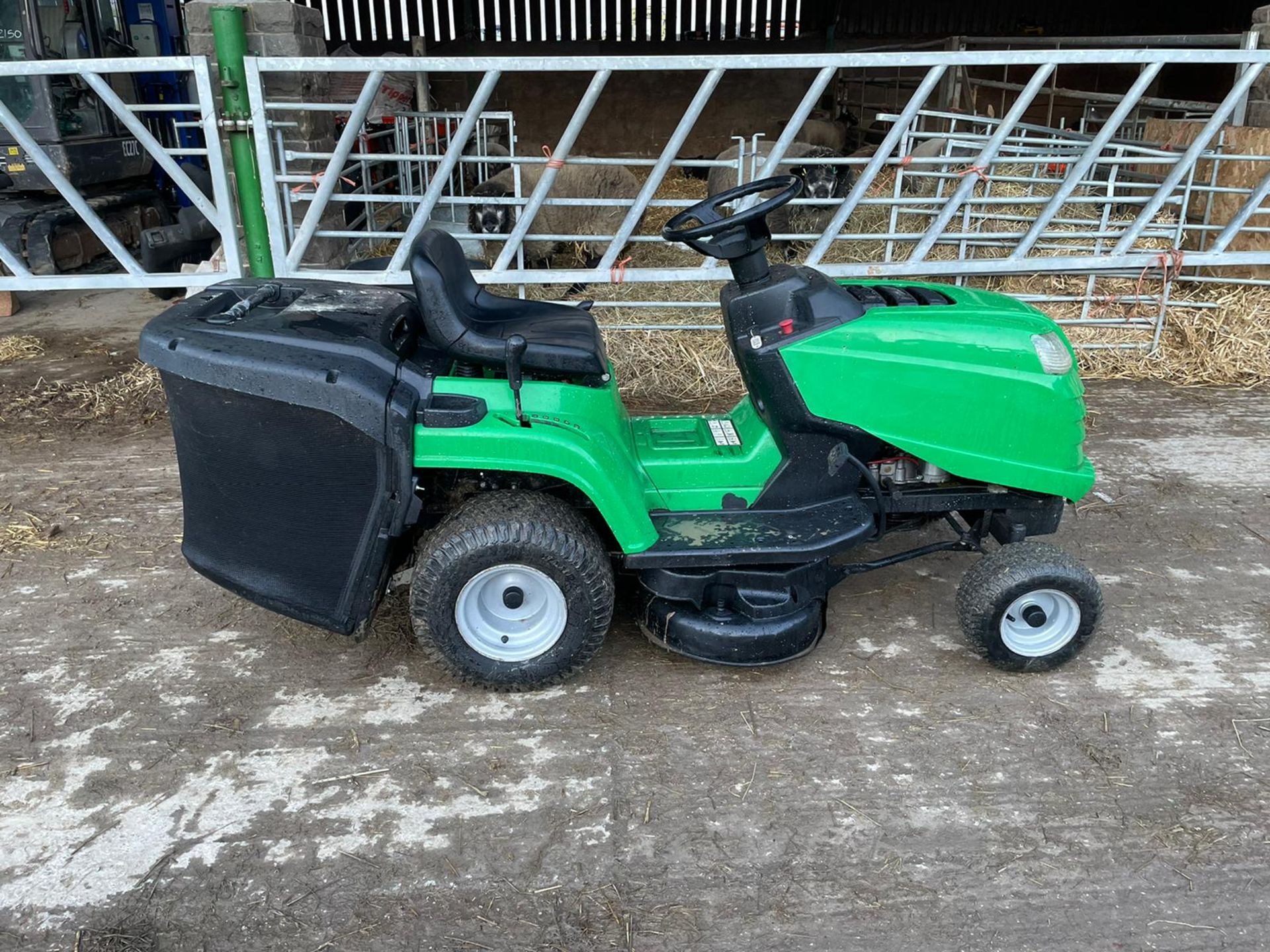 SABRE BY JOHN DEERE RIDE ON MOWER, RUNS, DRIVES AND CUTS, IN USED BUT GOOD CONDITION *NO VAT* - Image 5 of 5