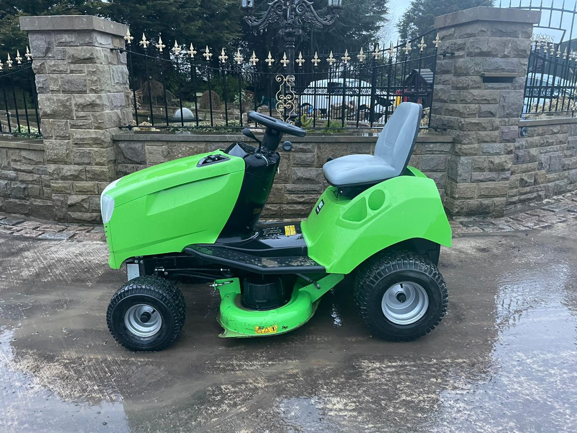 Viking MT4097 SX Ride On Mower Runs Drives And Cuts Clean Machine Sold New In 2016 *NO VAT* - Image 3 of 6