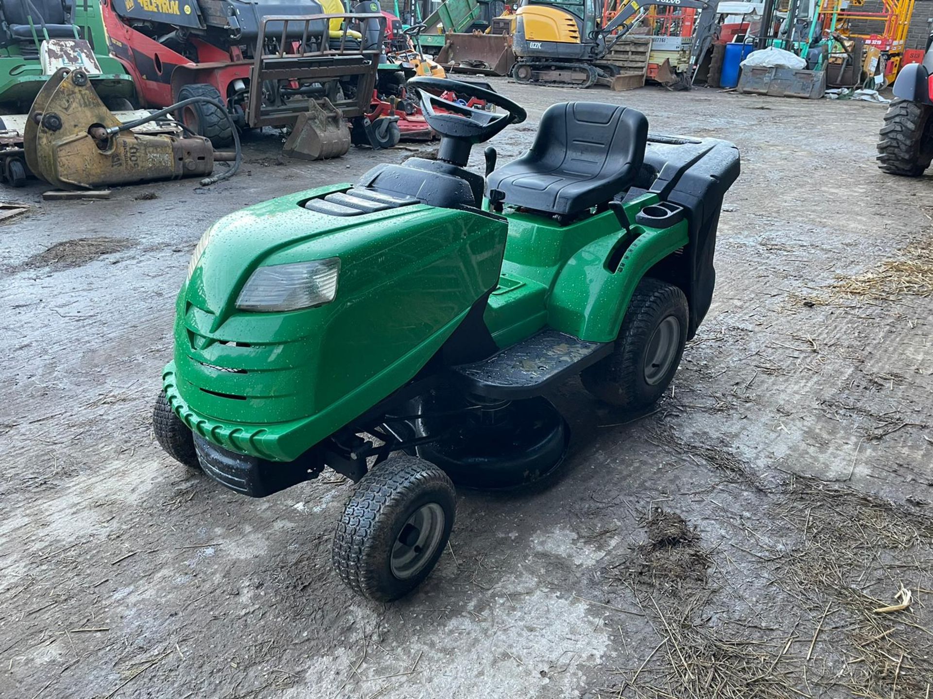 SABRE BY JOHN DEERE RIDE ON MOWER, RUNS, DRIVES AND CUTS, IN USED BUT GOOD CONDITION *NO VAT* - Image 2 of 5