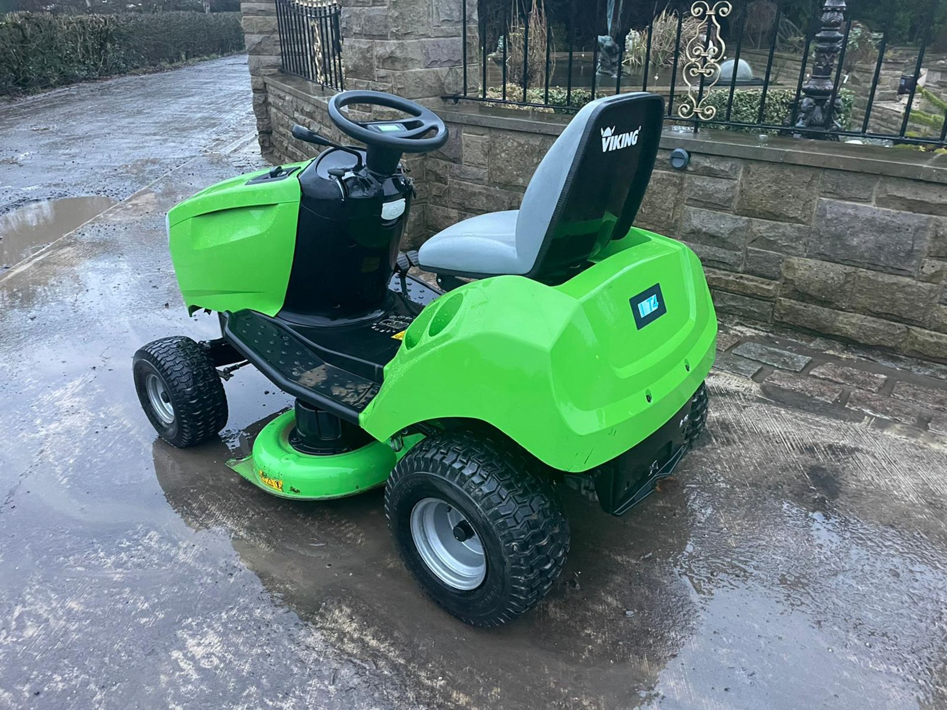 Viking MT4097 SX Ride On Mower Runs Drives And Cuts Clean Machine Sold New In 2016 *NO VAT* - Image 4 of 6