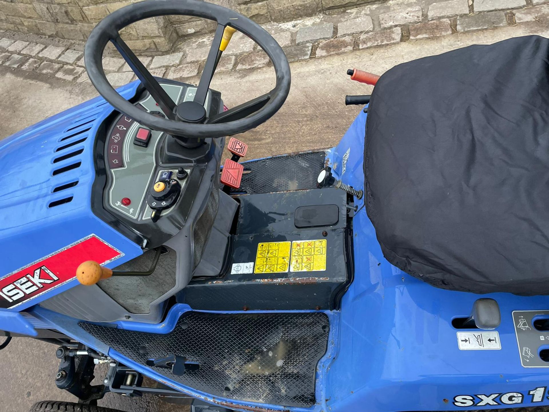 2010 ISEKI SXG19 RIDE ON MOWER, RUNS, DRIVES AND CUTS, IN USED BUT GOOD CONDITION *PLUS VAT* - Image 7 of 10