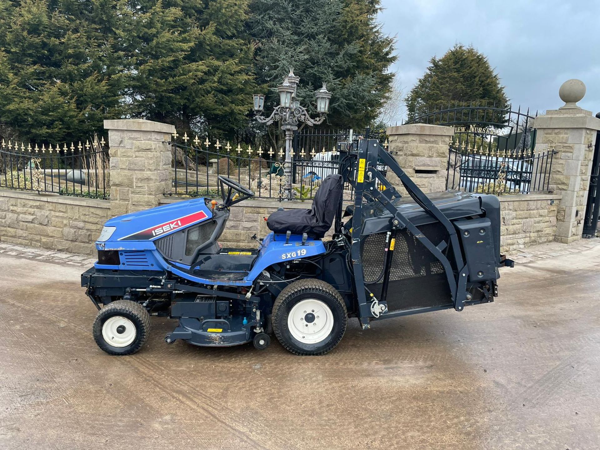 2010 ISEKI SXG19 RIDE ON MOWER, RUNS, DRIVES AND CUTS, IN USED BUT GOOD CONDITION *PLUS VAT* - Image 2 of 10