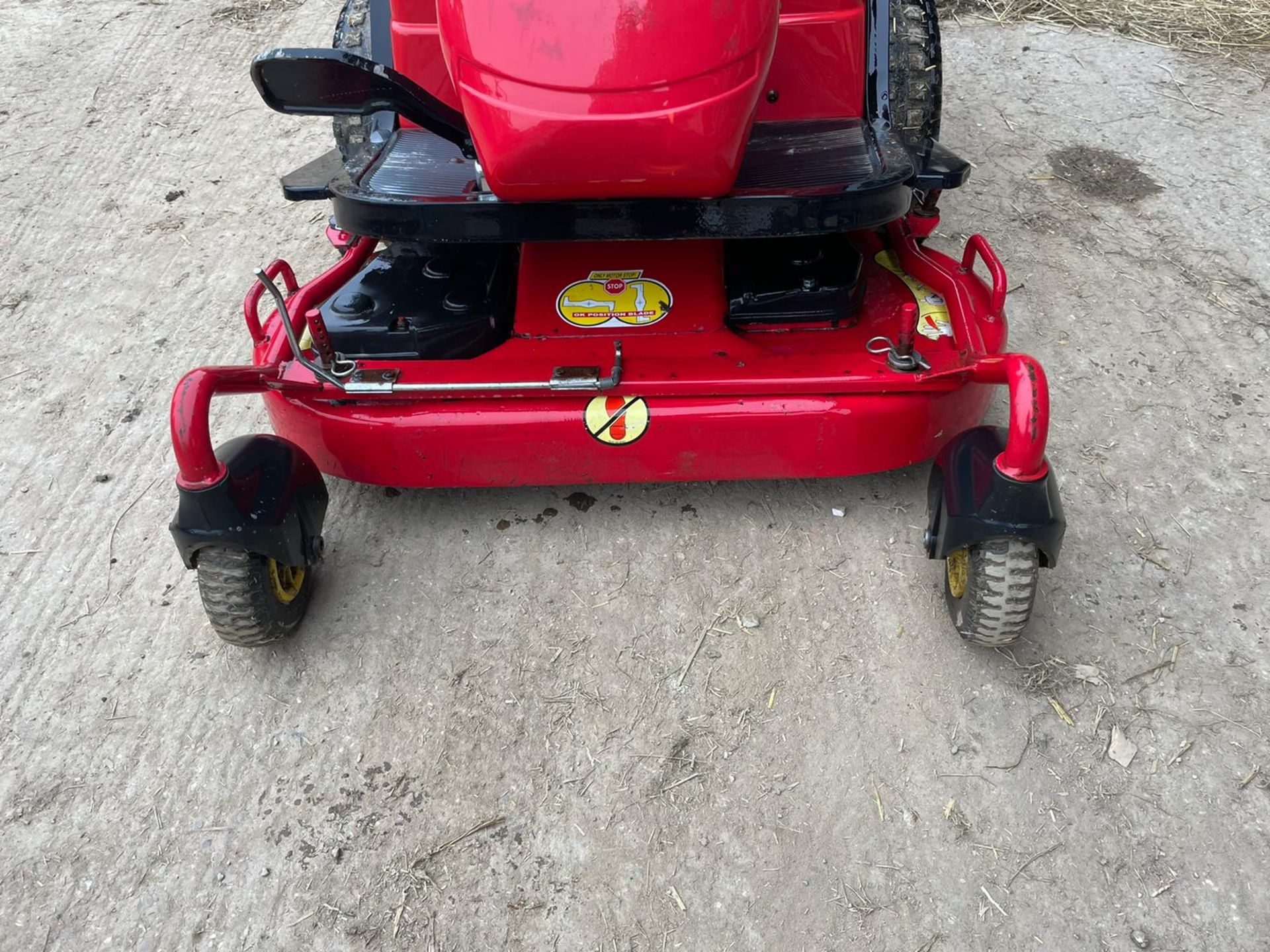 BARRUS SHANKS TG155 DIRECT COLLECT RIDE ON MOWER, RUNS, DRIVES AND CUTS *PLUS VAT* - Image 3 of 8