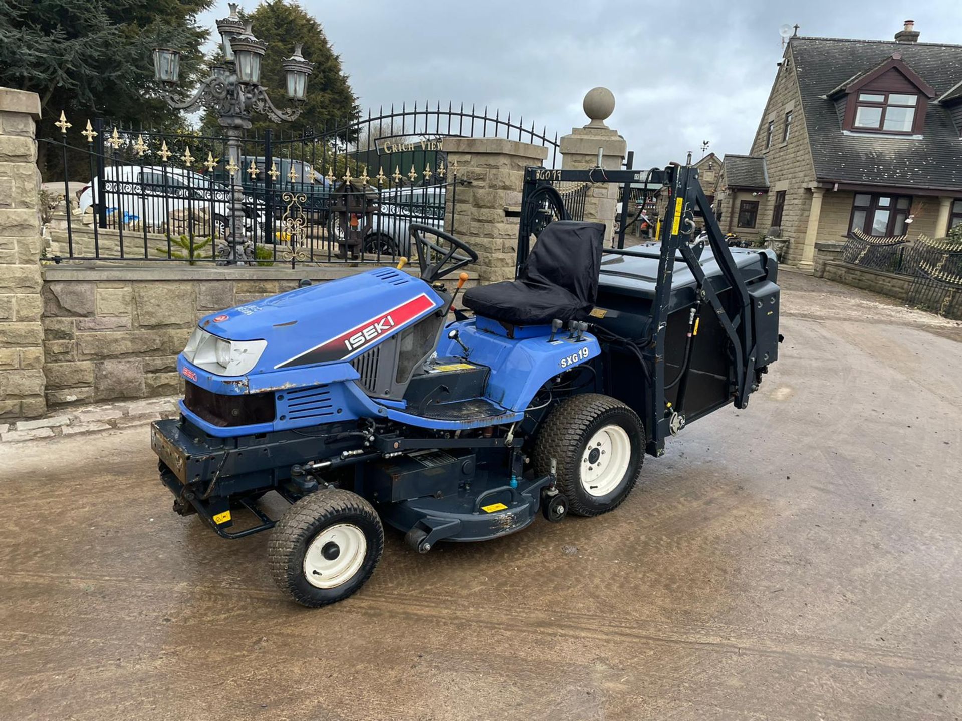 2010 ISEKI SXG19 RIDE ON MOWER, RUNS, DRIVES AND CUTS, IN USED BUT GOOD CONDITION *PLUS VAT* - Image 3 of 10