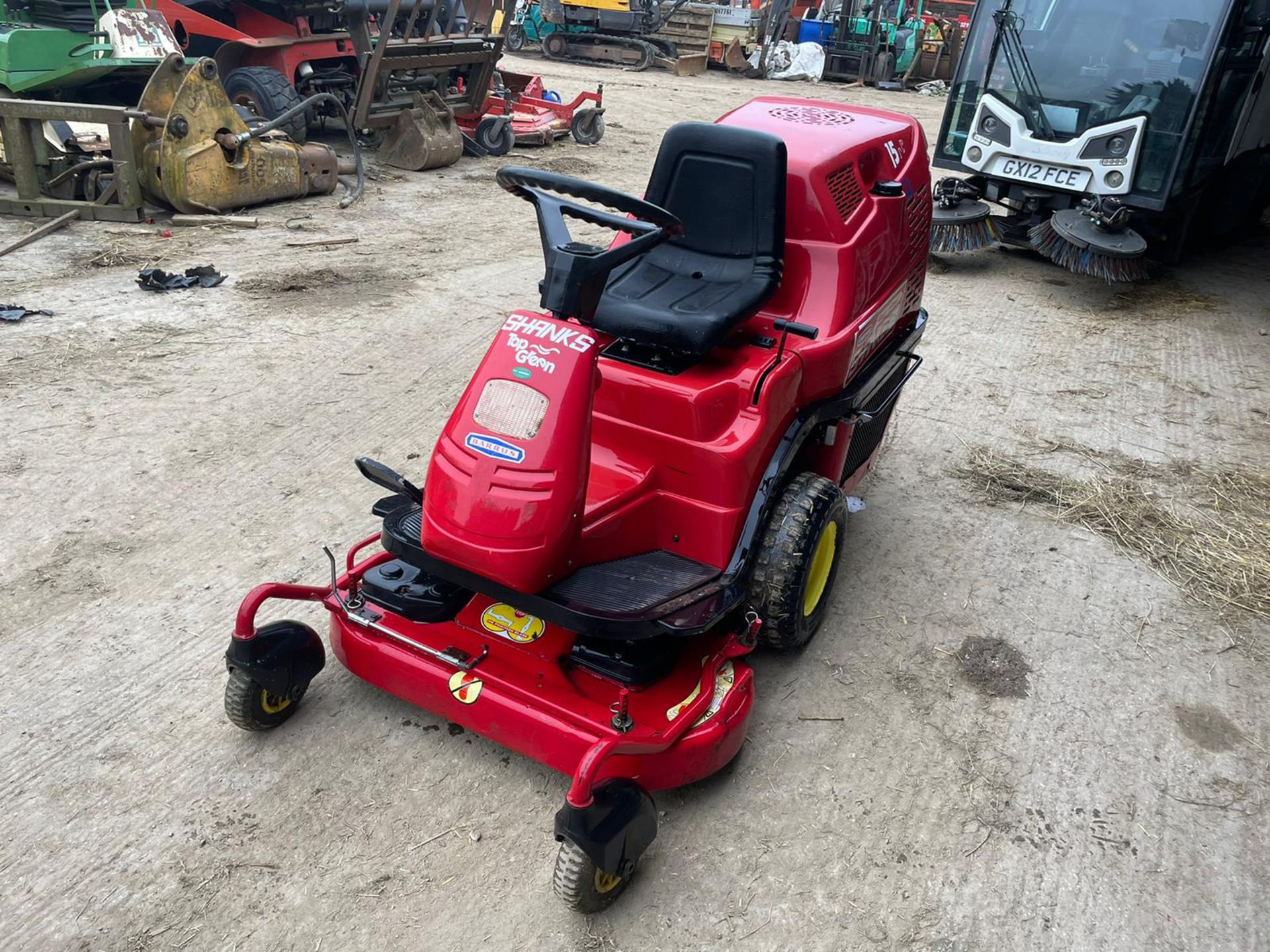 BARRUS SHANKS TG155 DIRECT COLLECT RIDE ON MOWER, RUNS, DRIVES AND CUTS *PLUS VAT* - Image 4 of 8