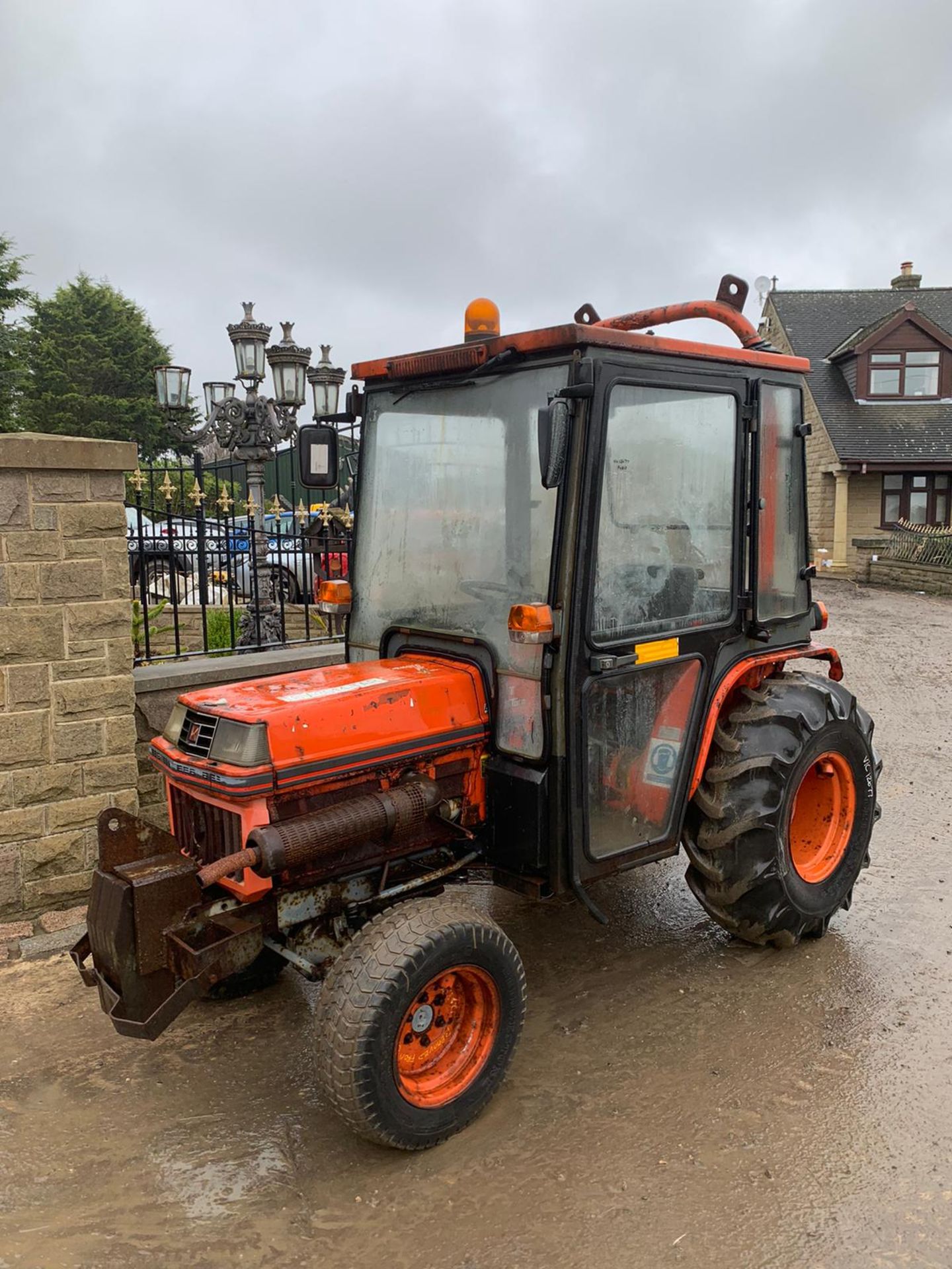 KUBOTA B2150 COMPACT TRACTOR, RUNS AND DRIVES, FULLY GLASS CAB, 1815 HOURS *PLUS VAT* - Image 4 of 5