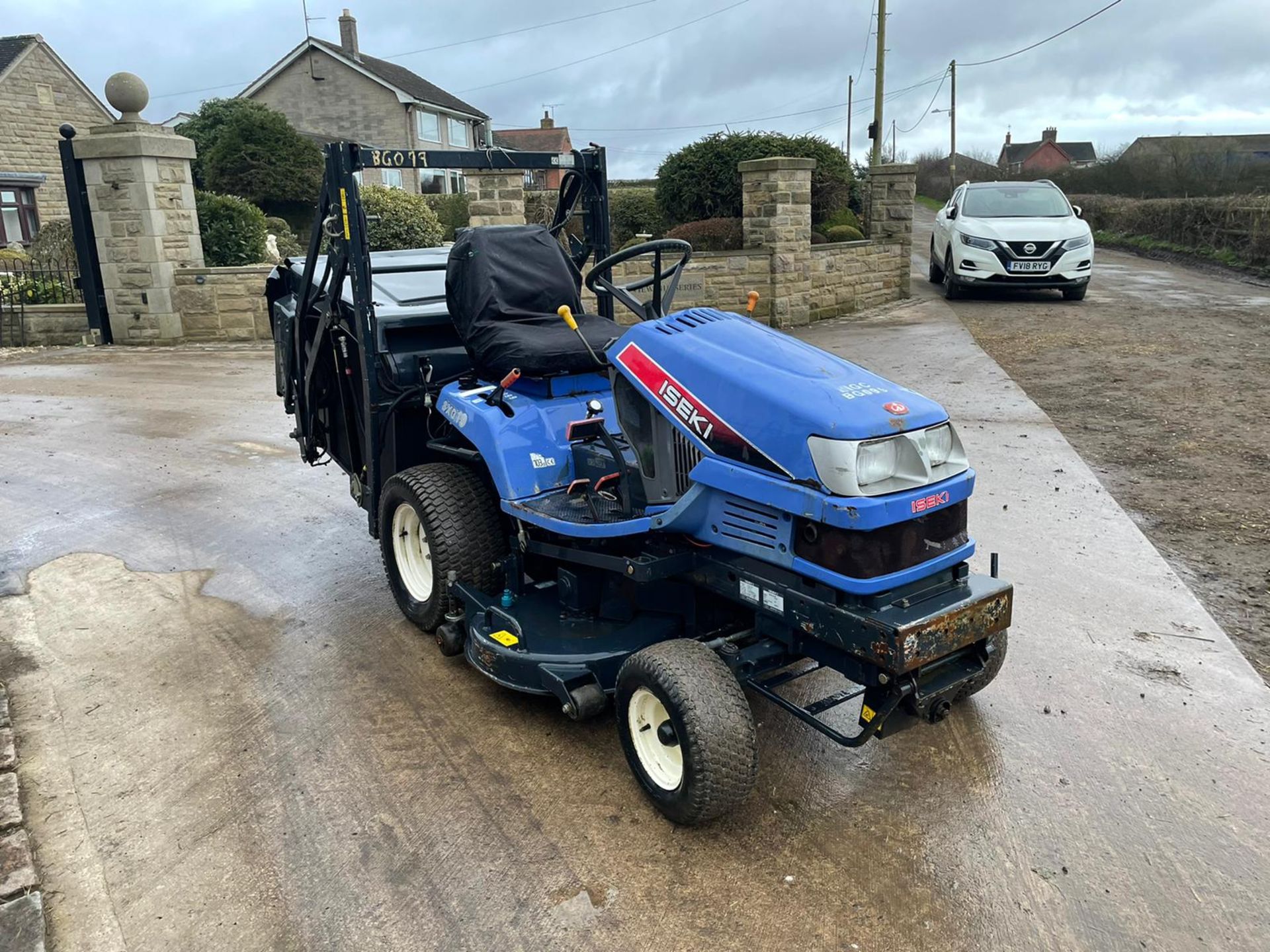 2010 ISEKI SXG19 RIDE ON MOWER, RUNS, DRIVES AND CUTS, IN USED BUT GOOD CONDITION *PLUS VAT* - Image 4 of 10