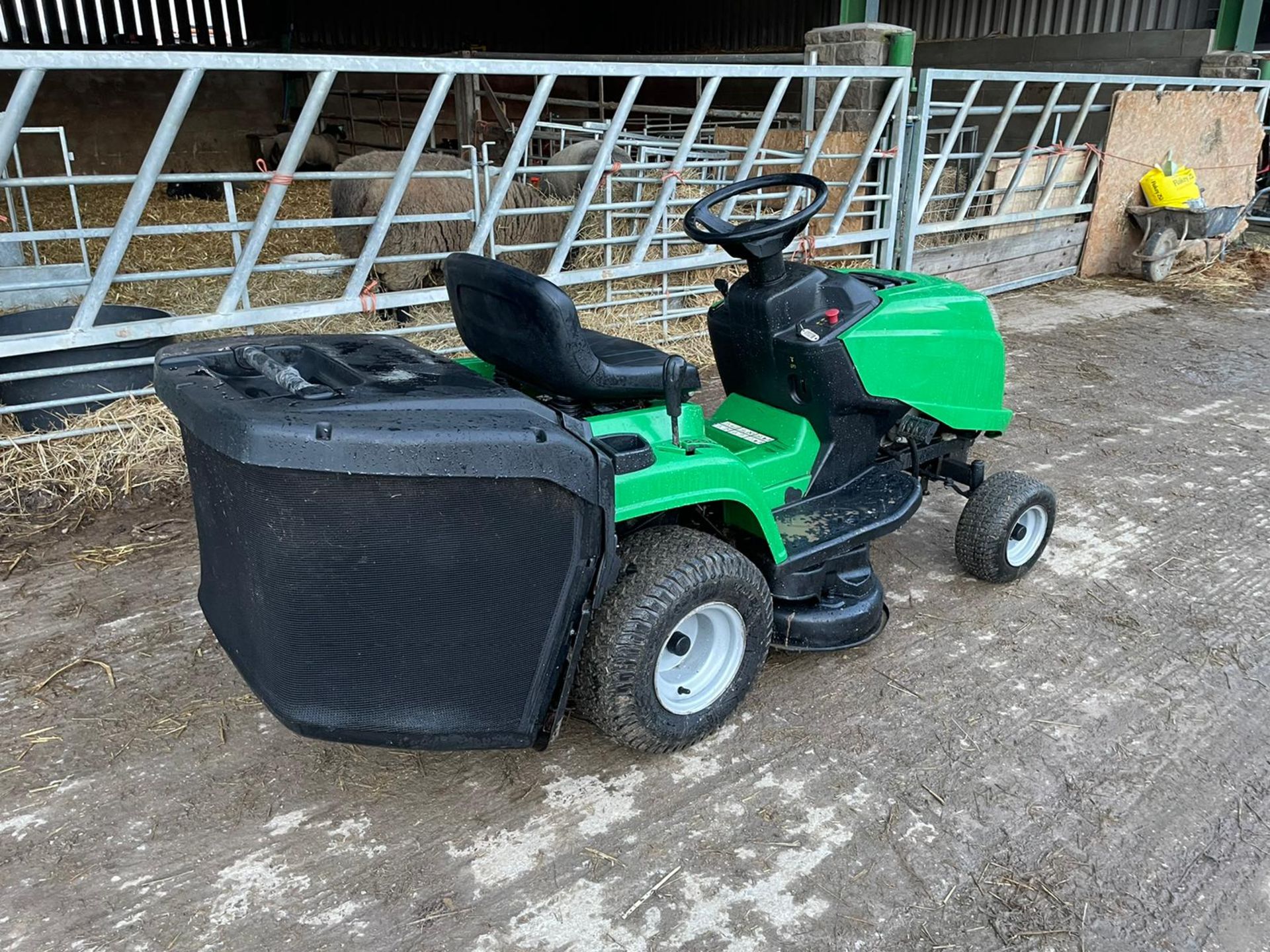 SABRE BY JOHN DEERE RIDE ON MOWER, RUNS, DRIVES AND CUTS, IN USED BUT GOOD CONDITION *NO VAT* - Image 4 of 5