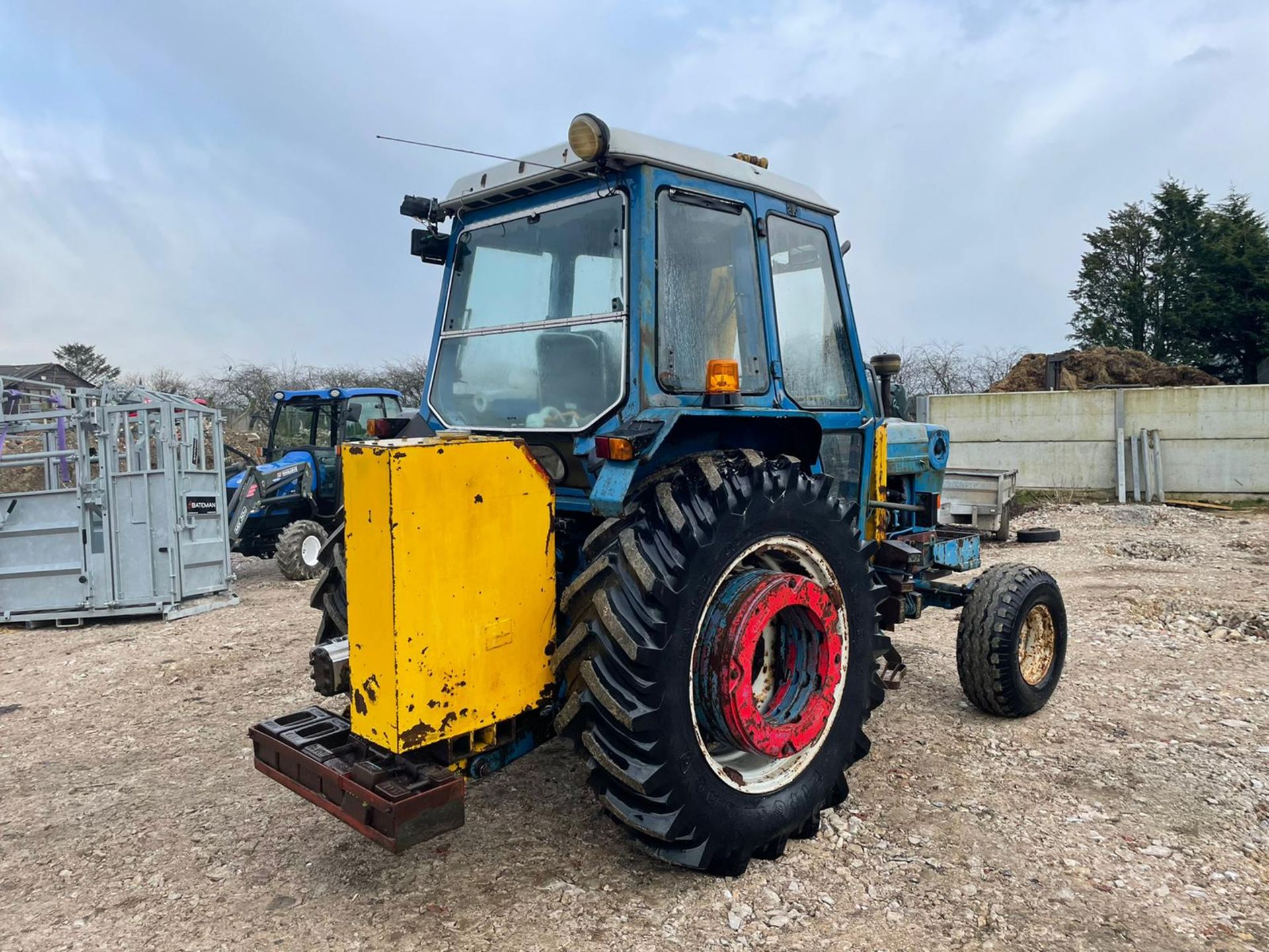 FORD 6600 TRACTOR WITH MID MOUNTED MOWER, RUNS, DRIVES AND WORKS, TYRES ARE LIKE NEW *PLUS VAT* - Image 4 of 15