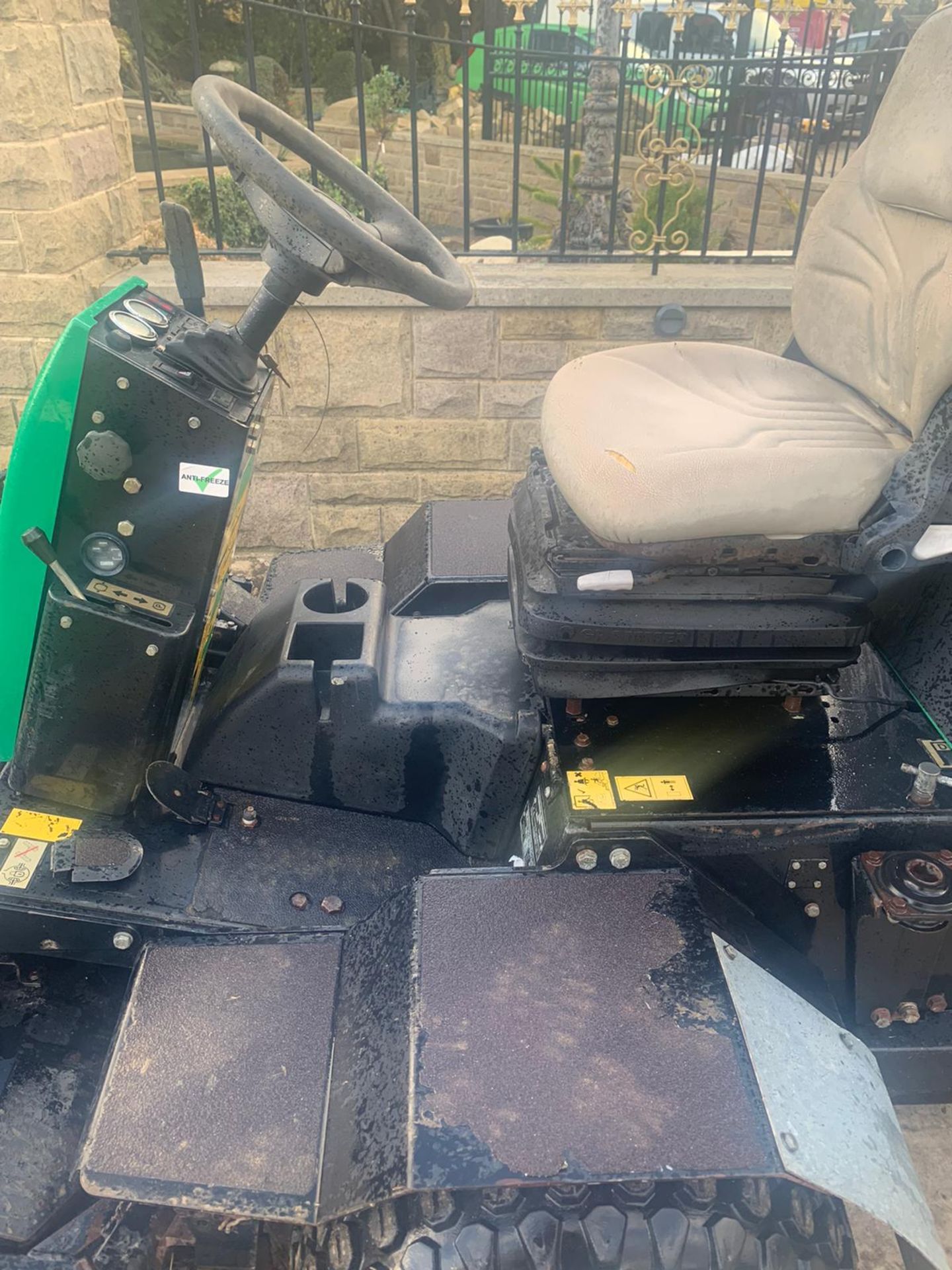 RANSOMES HR3806 OUT FRONT RIDE ON LAWN MOWER, RUNS, DRIVES AND CUTS *PLUS VAT* - Image 2 of 5