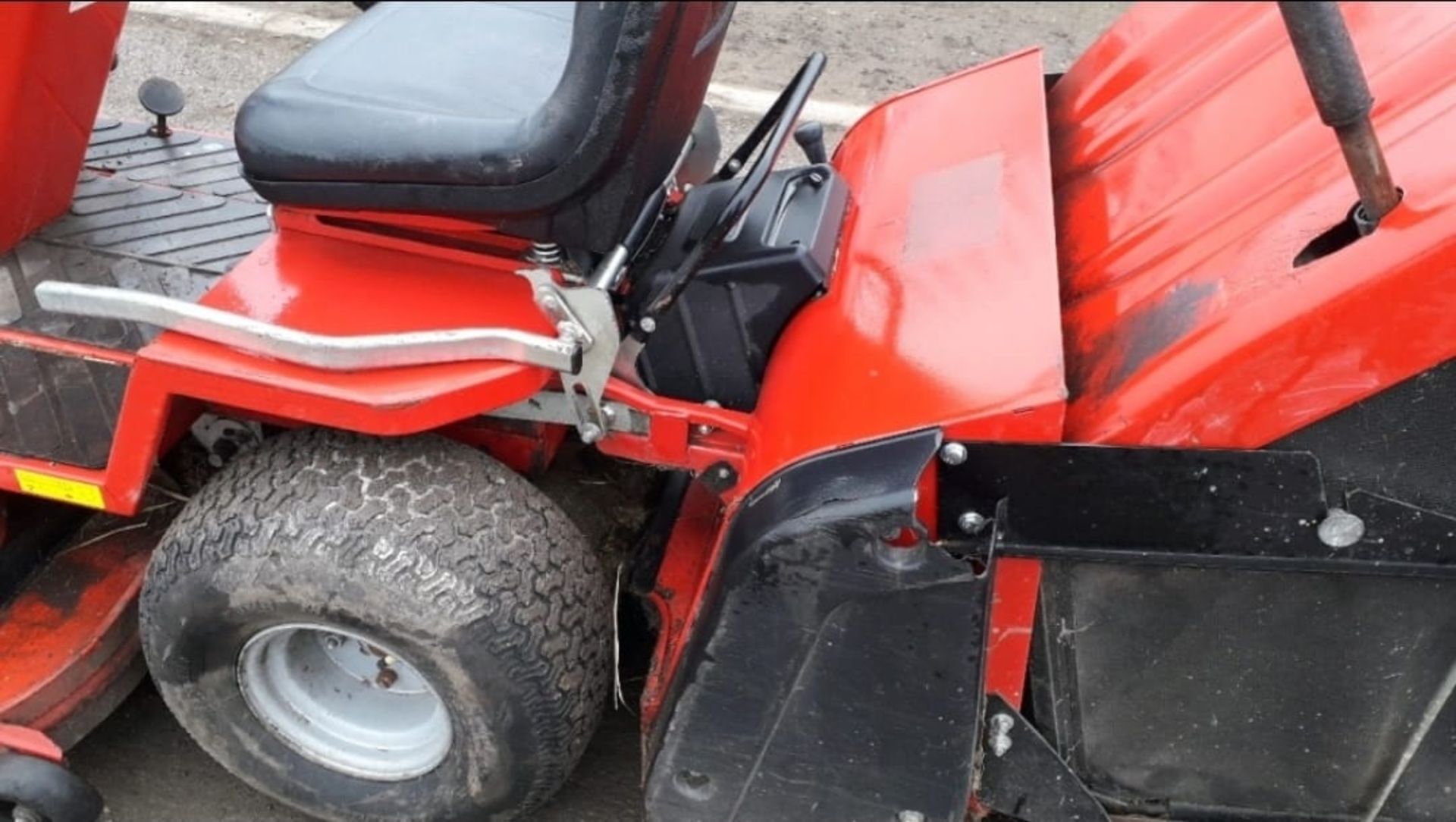 COUNTAX C800H PETROL RIDE ON MOWER, FULL WORKING ORDER WITH SWEEPER AND GRASS BOX *NO VAT* - Image 7 of 8