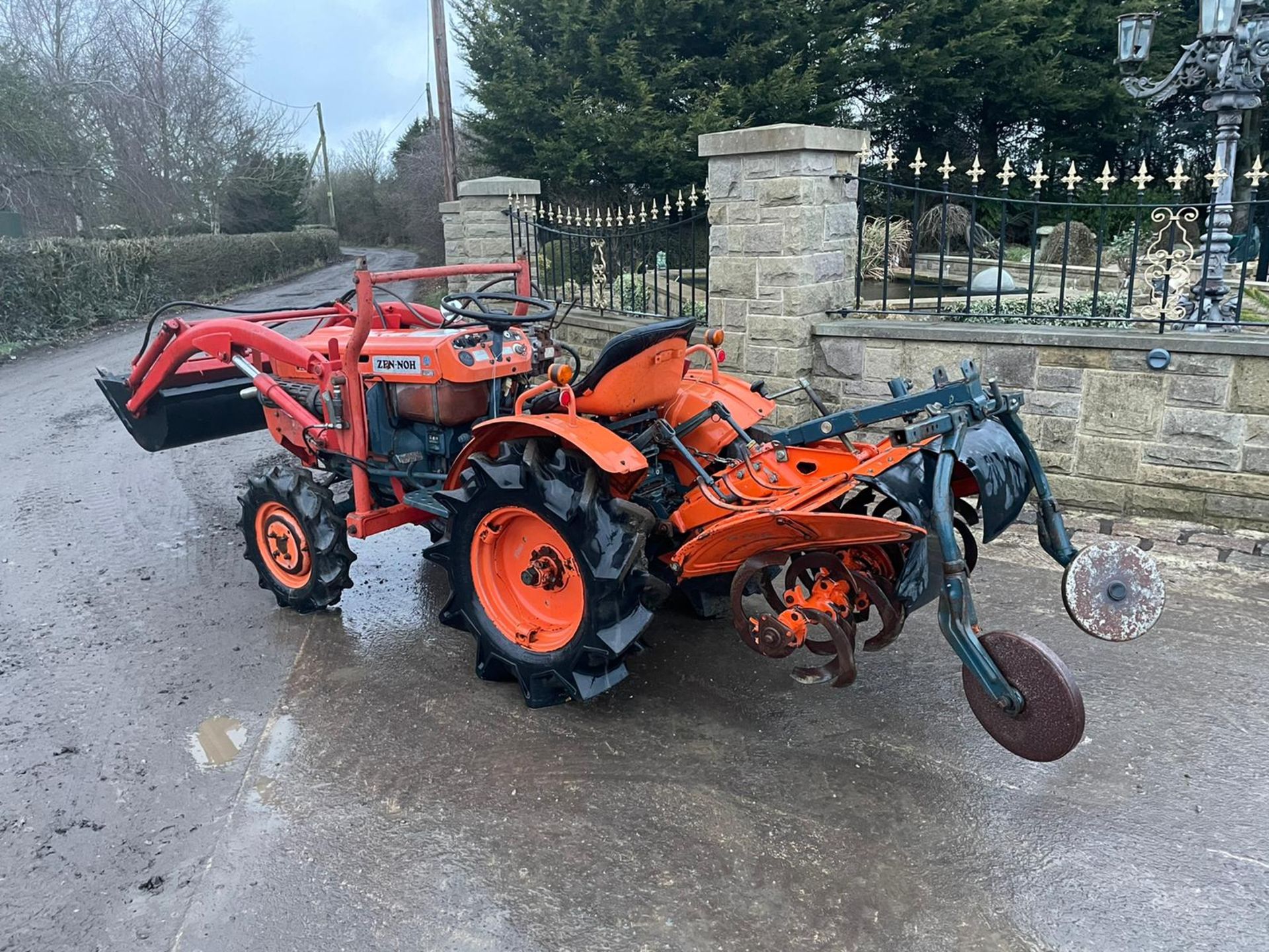 KUBOTA / ZEN NOH 7001 COMACT TRACTOR WITH FRONT LOADER, RUNS, DRIVES LIFTS AND WORKS *PLUS VAT* - Image 4 of 13