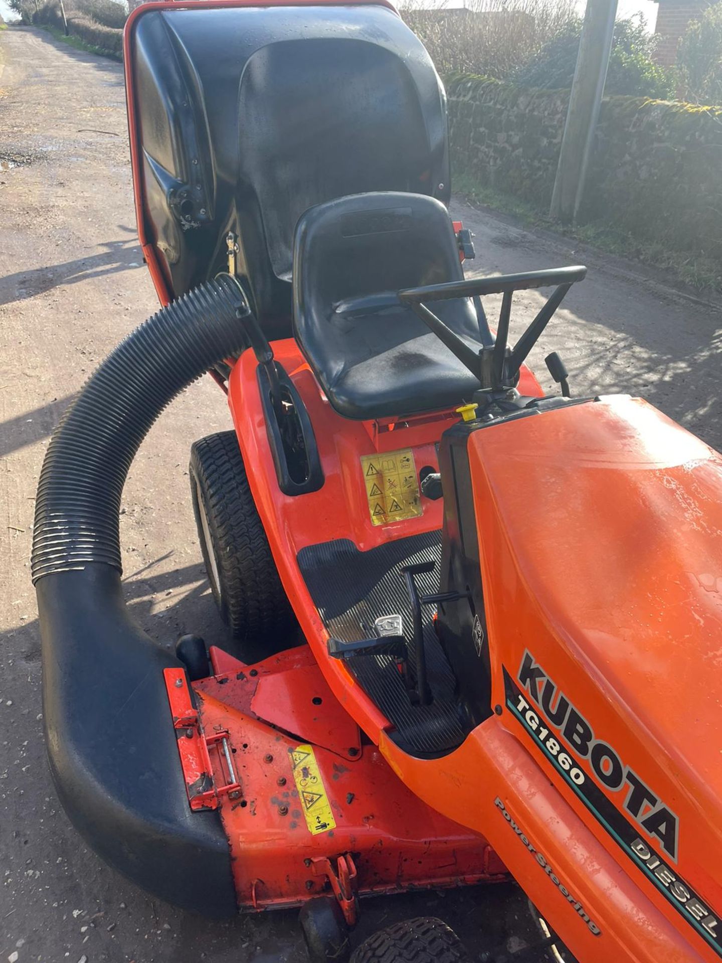 KUBOTA TG1860 RIDE ON LAWN MOWER, 3 CYLINDER KUBOTA DIESEL ENGINE, VERY LOW HOURS 1030 *NO VAT* - Image 6 of 7