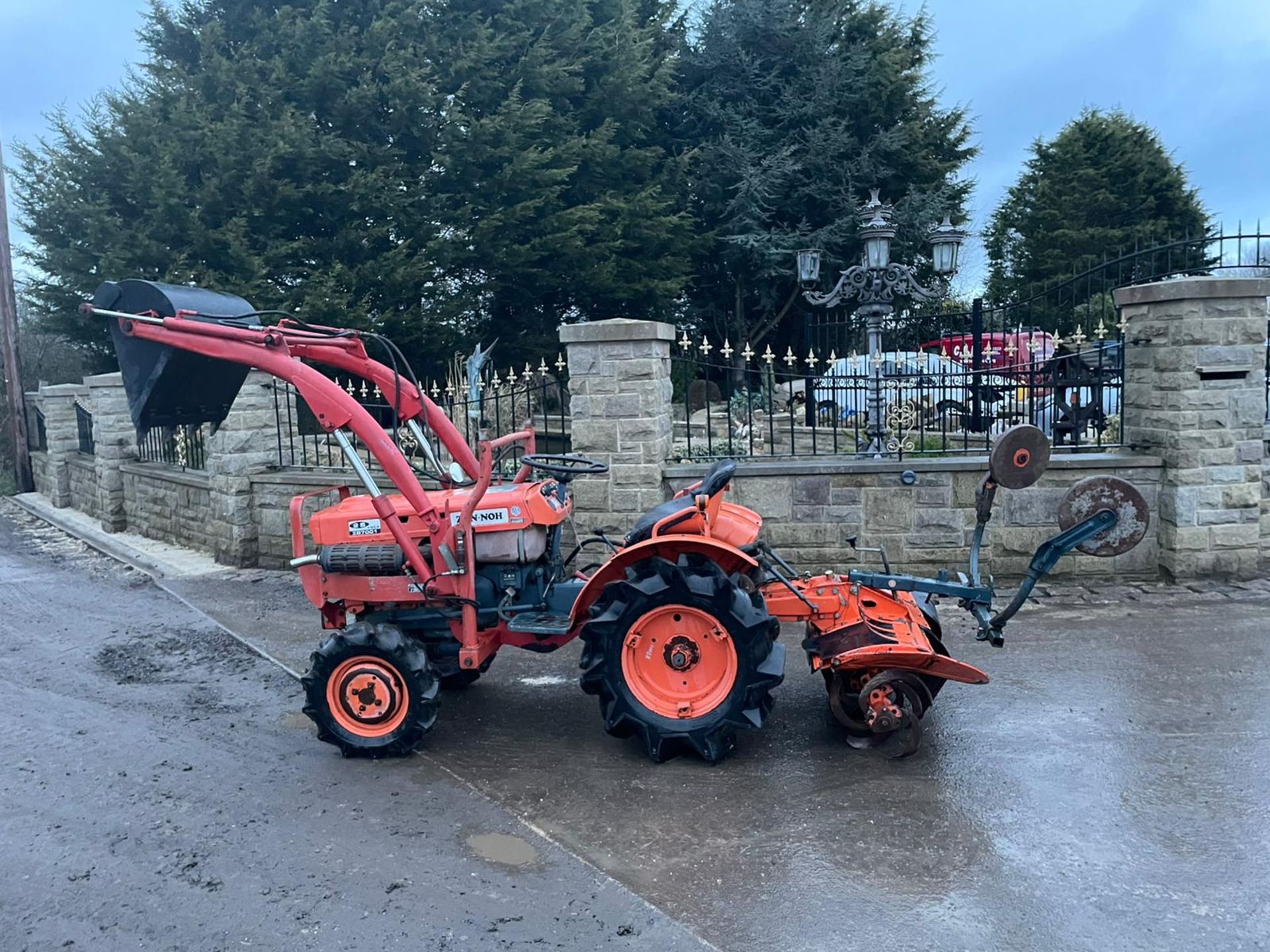 KUBOTA / ZEN NOH 7001 COMACT TRACTOR WITH FRONT LOADER, RUNS, DRIVES LIFTS AND WORKS *PLUS VAT* - Image 2 of 13