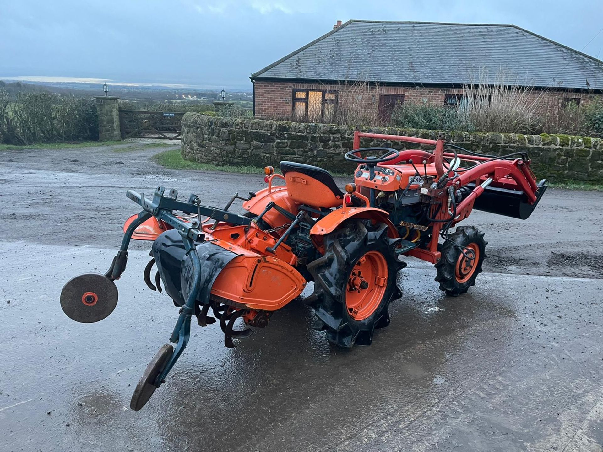 KUBOTA / ZEN NOH 7001 COMACT TRACTOR WITH FRONT LOADER, RUNS, DRIVES LIFTS AND WORKS *PLUS VAT* - Image 5 of 13