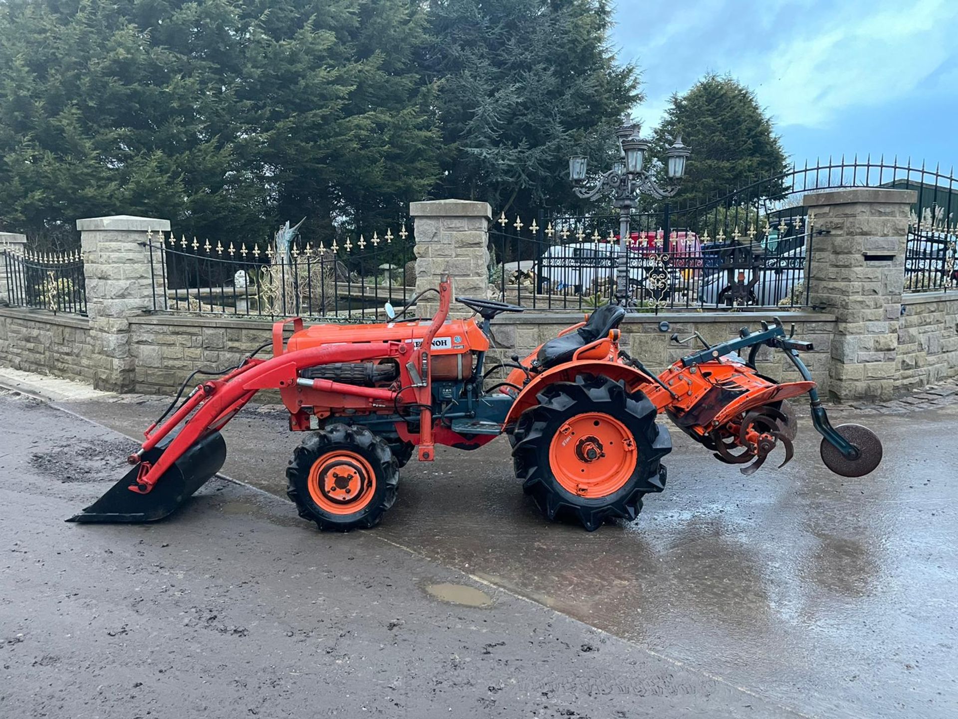 KUBOTA / ZEN NOH 7001 COMACT TRACTOR WITH FRONT LOADER, RUNS, DRIVES LIFTS AND WORKS *PLUS VAT* - Image 3 of 13