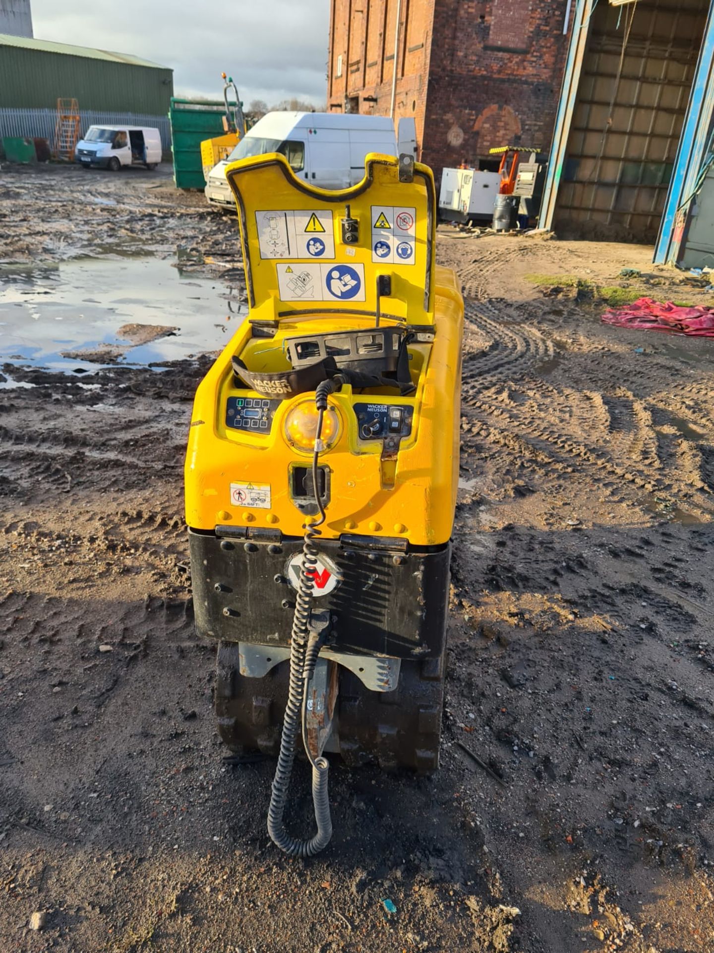 WACKER NEUSON TWIN VIBRATING ROLLER FULL WORKING ORDER 204 HOURS, YEAR 2014 *PLUS VAT* - Image 6 of 9