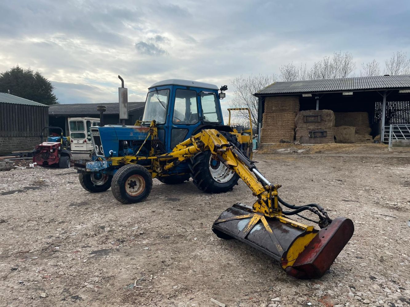 New Holland TC40D Tractor With Loader And Bale Spike, MITSUBISHI FORKLIFTS, PORTALOO TOILET BLOCKS, ELECTRIC POWER TOWER, ALL ENDS 8PM TUESDAY!