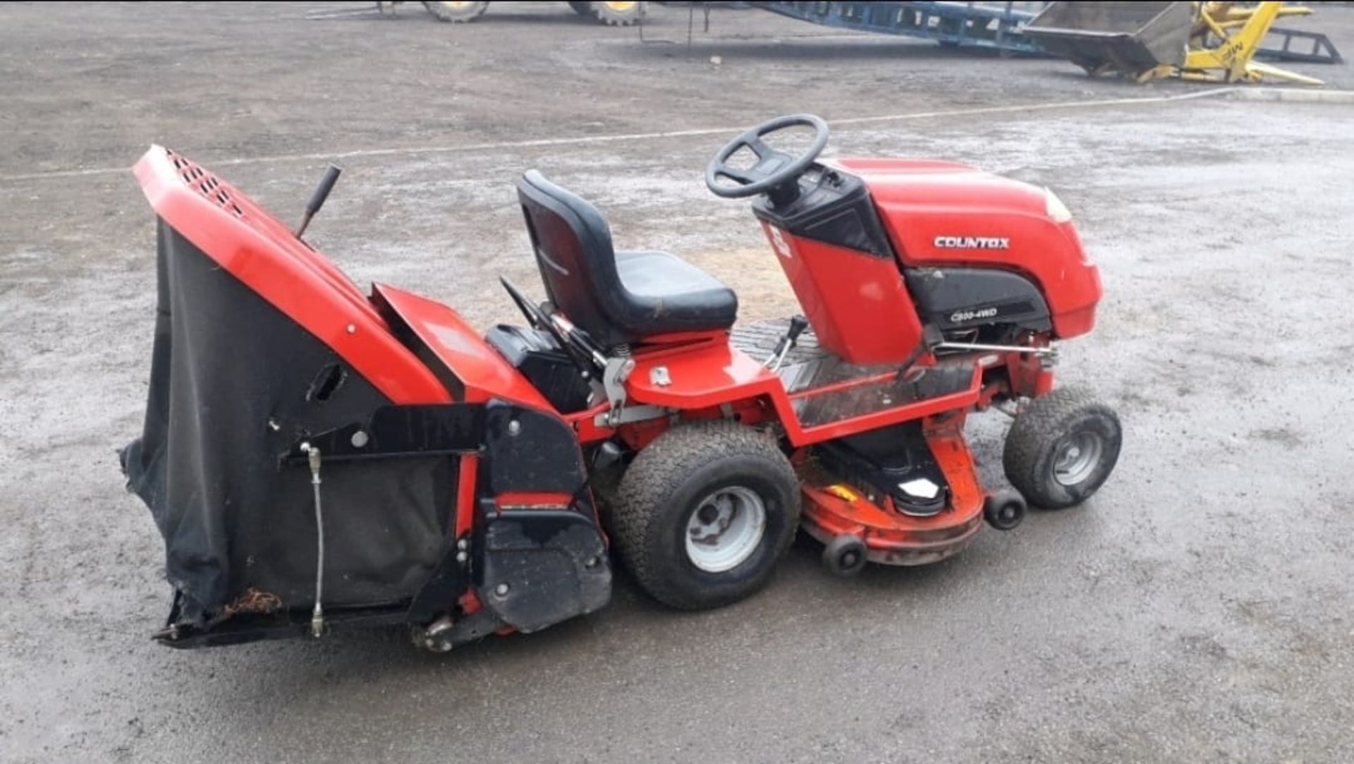 COUNTAX C800H PETROL RIDE ON MOWER, FULL WORKING ORDER WITH SWEEPER AND GRASS BOX *NO VAT* - Image 3 of 8