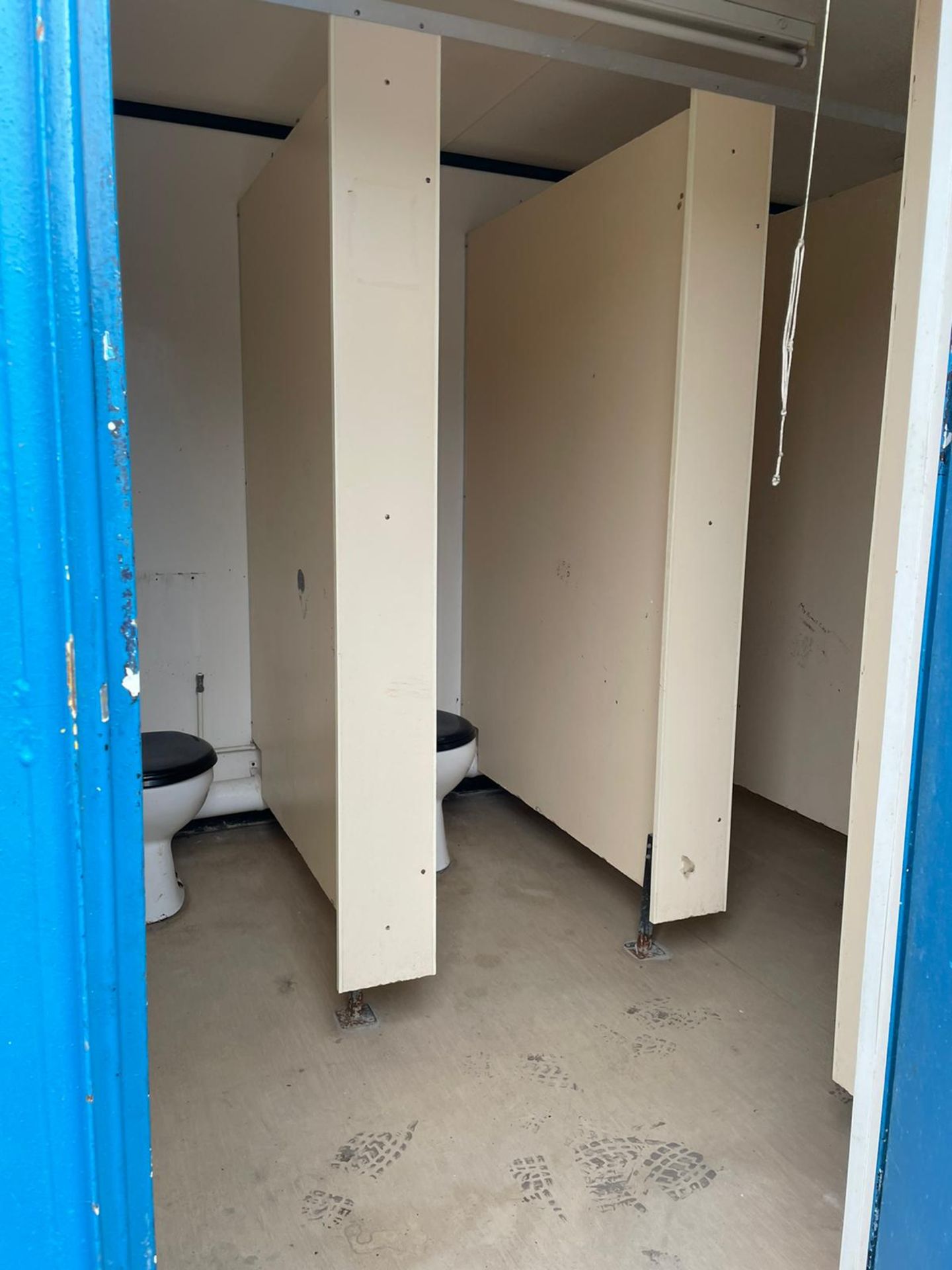 TOILET BLOCK WITH SINKS AND TOILETS IN SIDE, GOOD CONDITION, EX COUNCIL *PLUS VAT* - Image 7 of 9