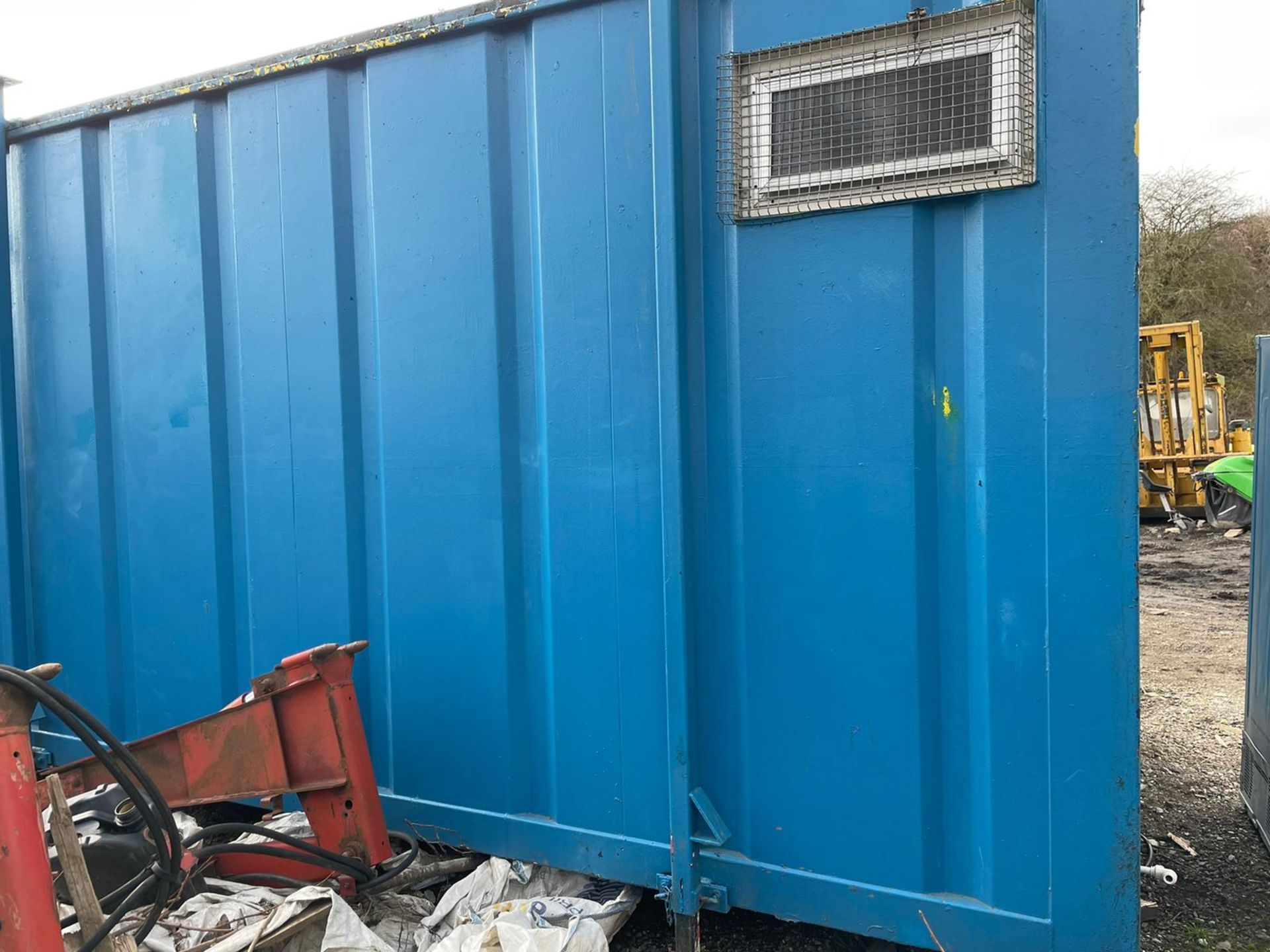 TOILET BLOCK WITH SINKS AND TOILETS IN SIDE, GOOD CONDITION, EX COUNCIL *PLUS VAT* - Image 4 of 9