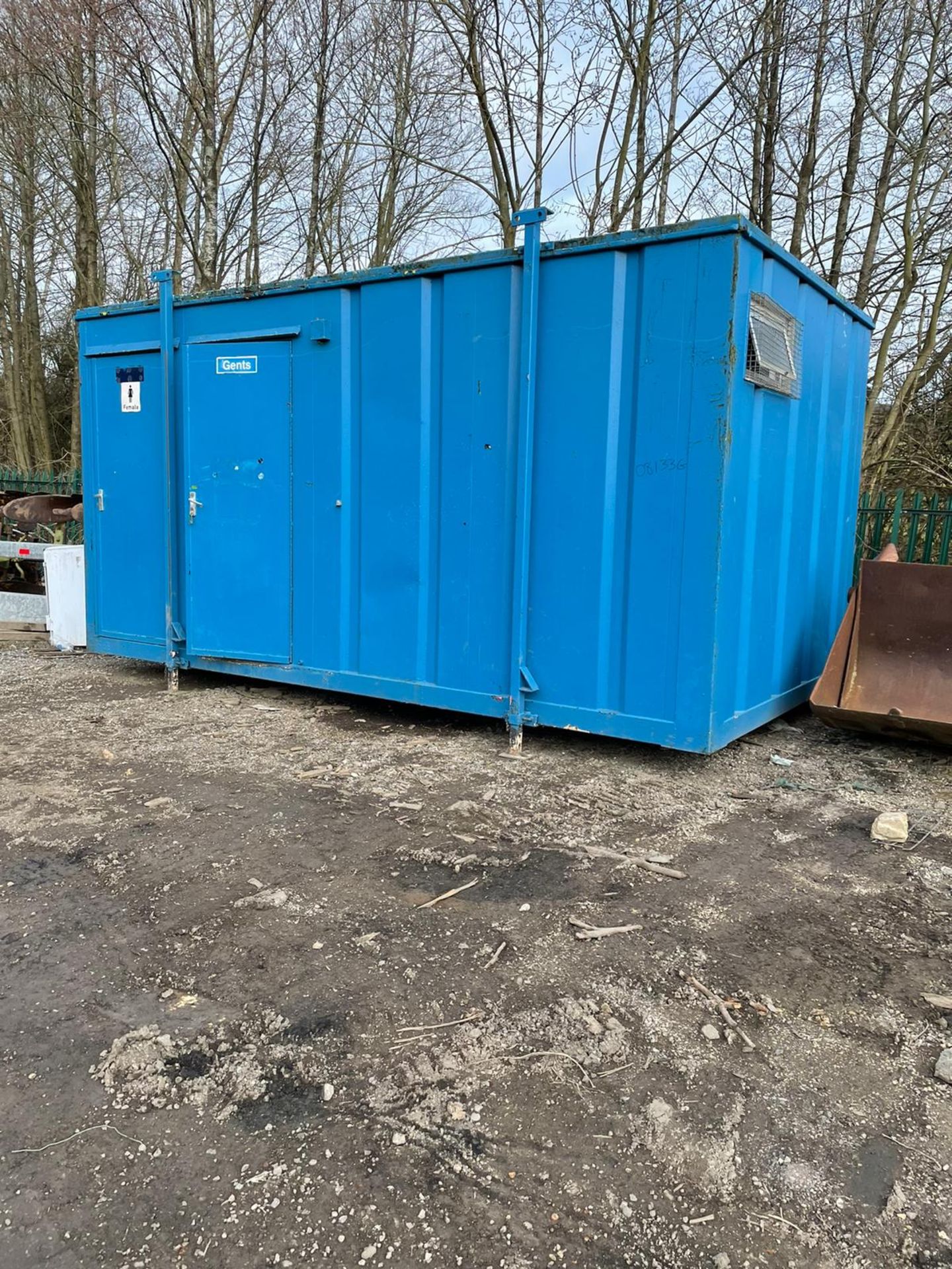 TOILET BLOCK WITH SINKS AND TOILETS IN SIDE, GOOD CONDITION, EX COUNCIL *PLUS VAT* - Image 2 of 9