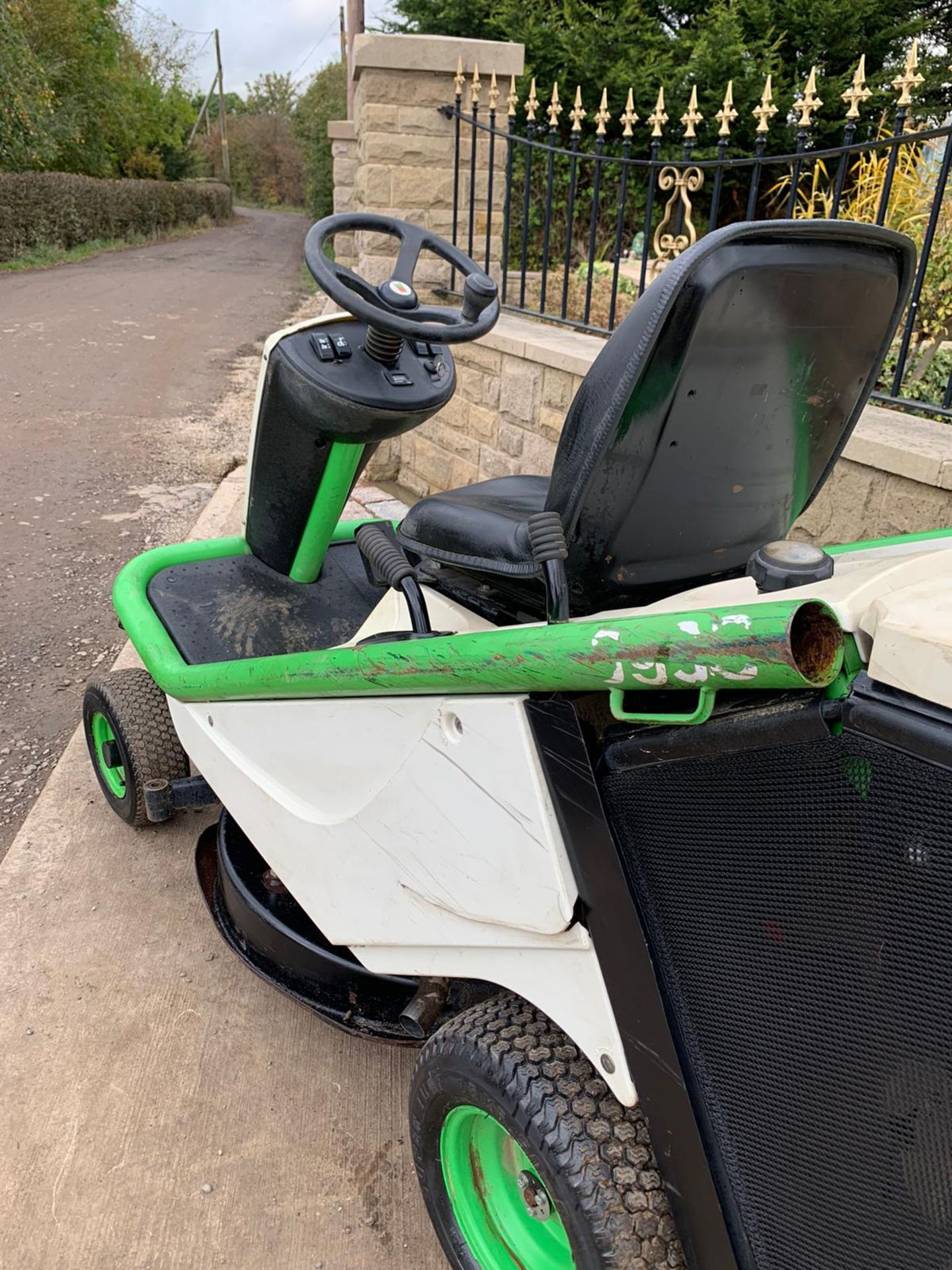 2015 ETESIA HYDRO 80 RIDE ON LAWN MOWER, RUNS, DRIVES AND CUTS *PLUS VAT* - Image 4 of 5