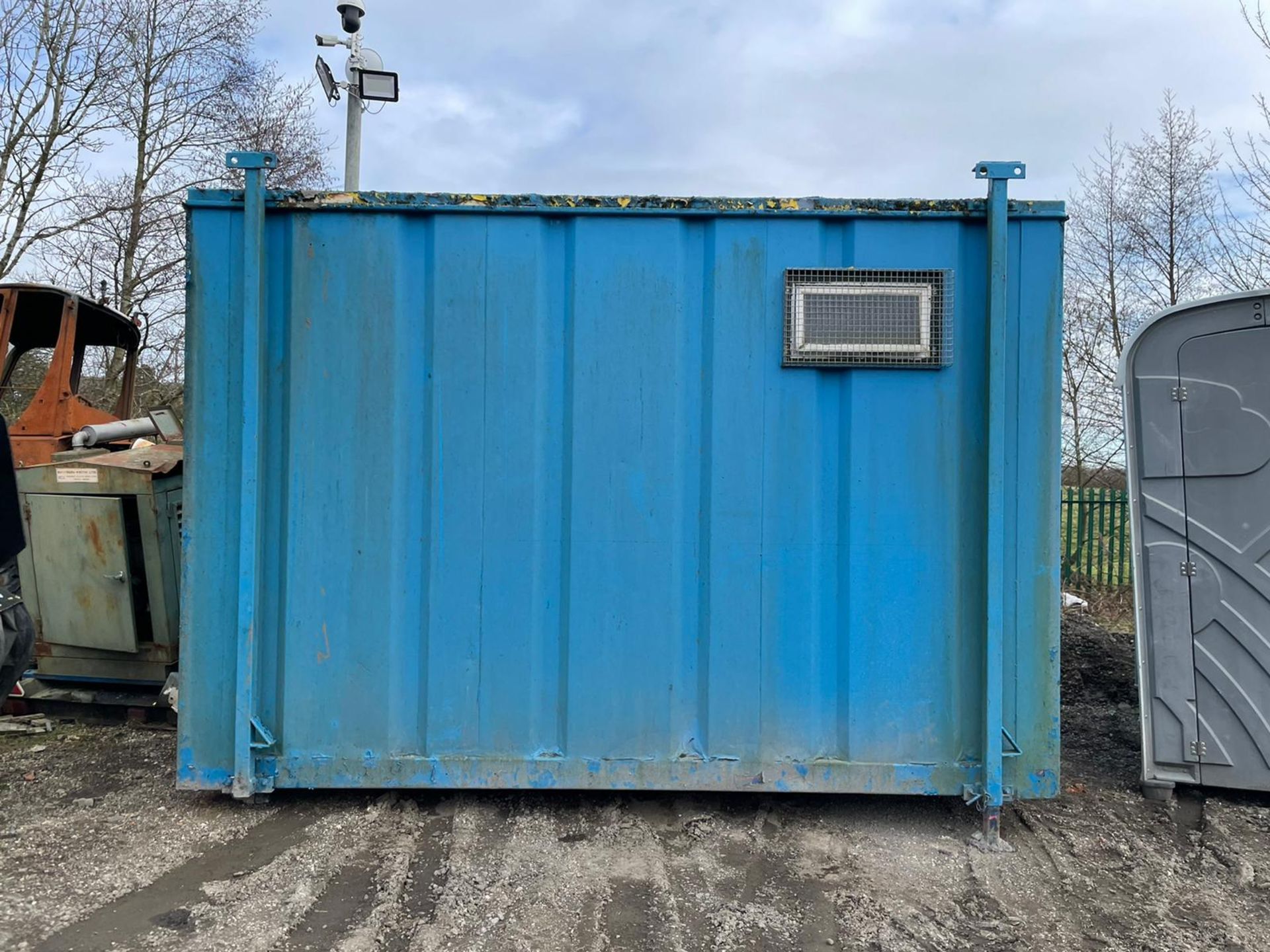 TOILET BLOCK WITH SINKS AND TOILETS IN SIDE, GOOD CONDITION, EX COUNCIL *PLUS VAT* - Image 5 of 9