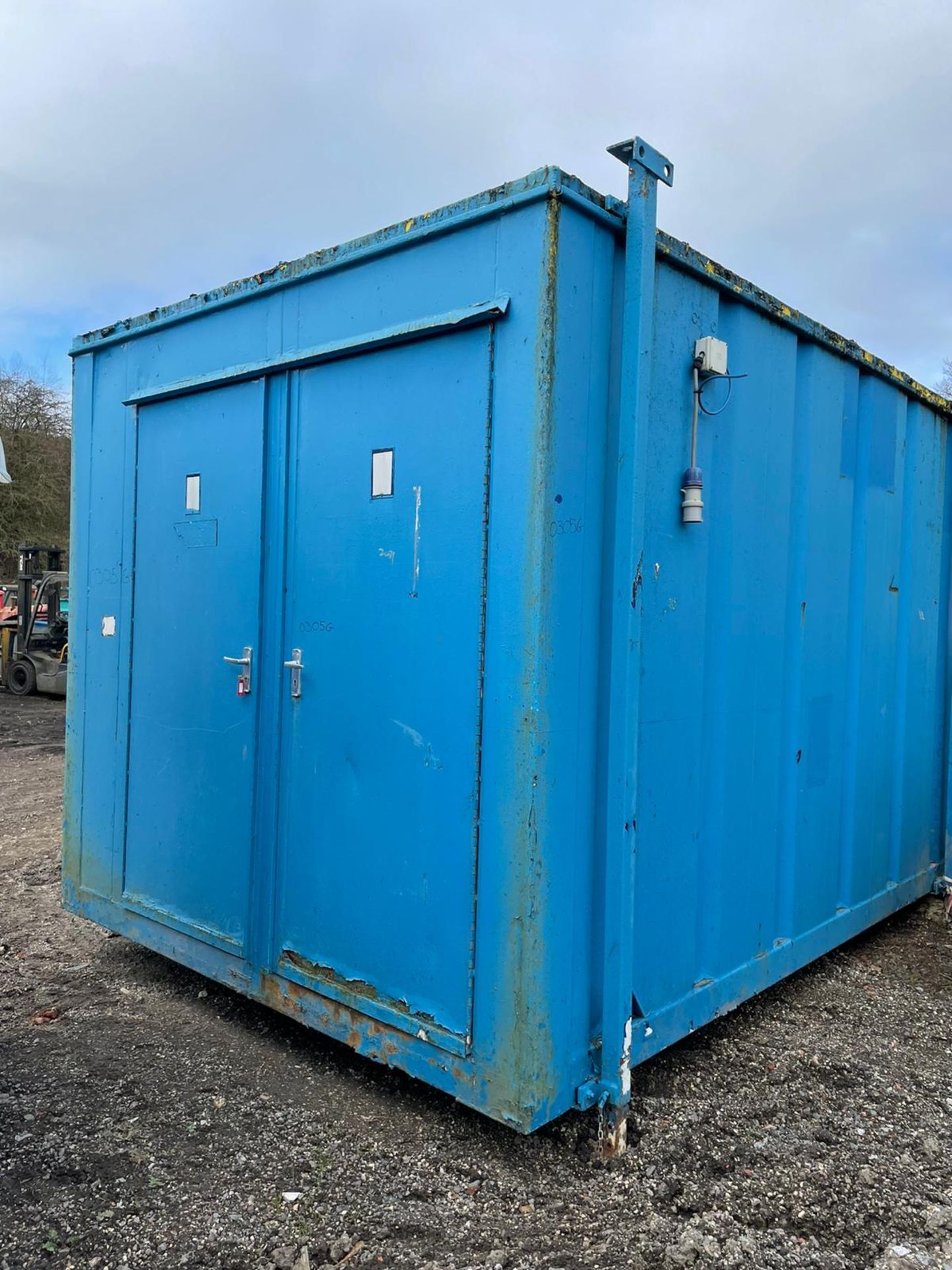 TOILET BLOCK WITH SINKS AND TOILETS IN SIDE, GOOD CONDITION, EX COUNCIL *PLUS VAT* - Image 6 of 9