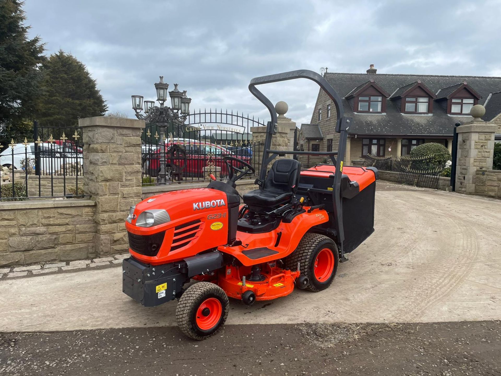 2015 KUBOTA G23-II RIDE ON MOWER, RUNS, DRIVES AND CUTS, IN MINT CONDITION, LOW 205 HOURS FROM NEW! - Image 3 of 8