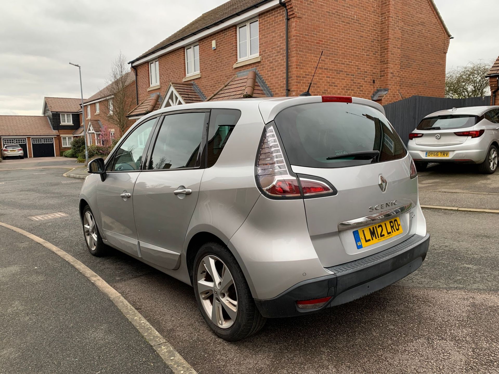 2012/12 REG RENAULT SCENIC DYNAMIQUE TOMTOM DCI SA 1.5 DIESEL SILVER, SHOWING 1 FORMER KEEPER NO VAT - Image 4 of 18