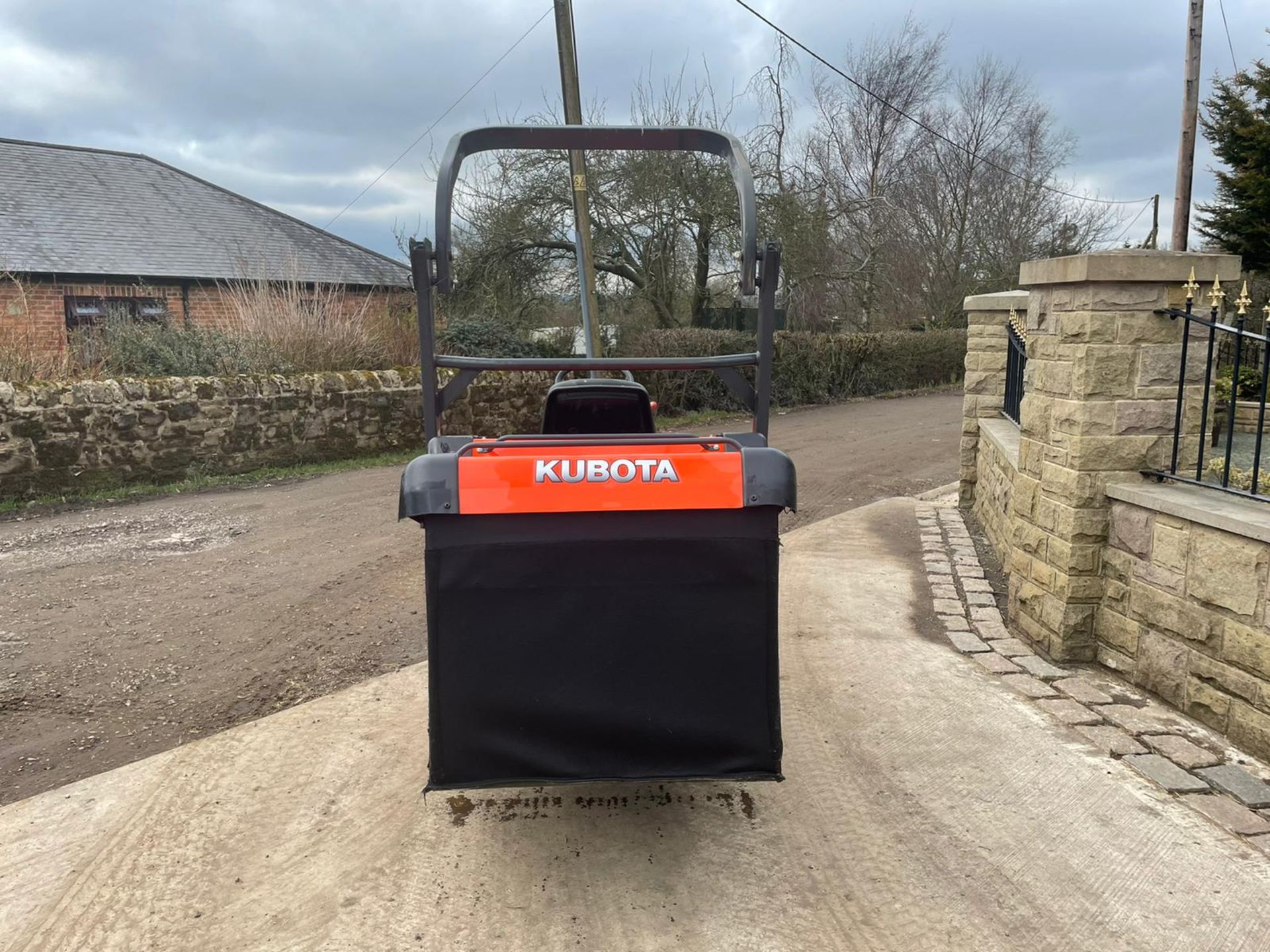 2015 KUBOTA G23-II RIDE ON MOWER, RUNS, DRIVES AND CUTS, IN MINT CONDITION, LOW 205 HOURS FROM NEW! - Image 7 of 8