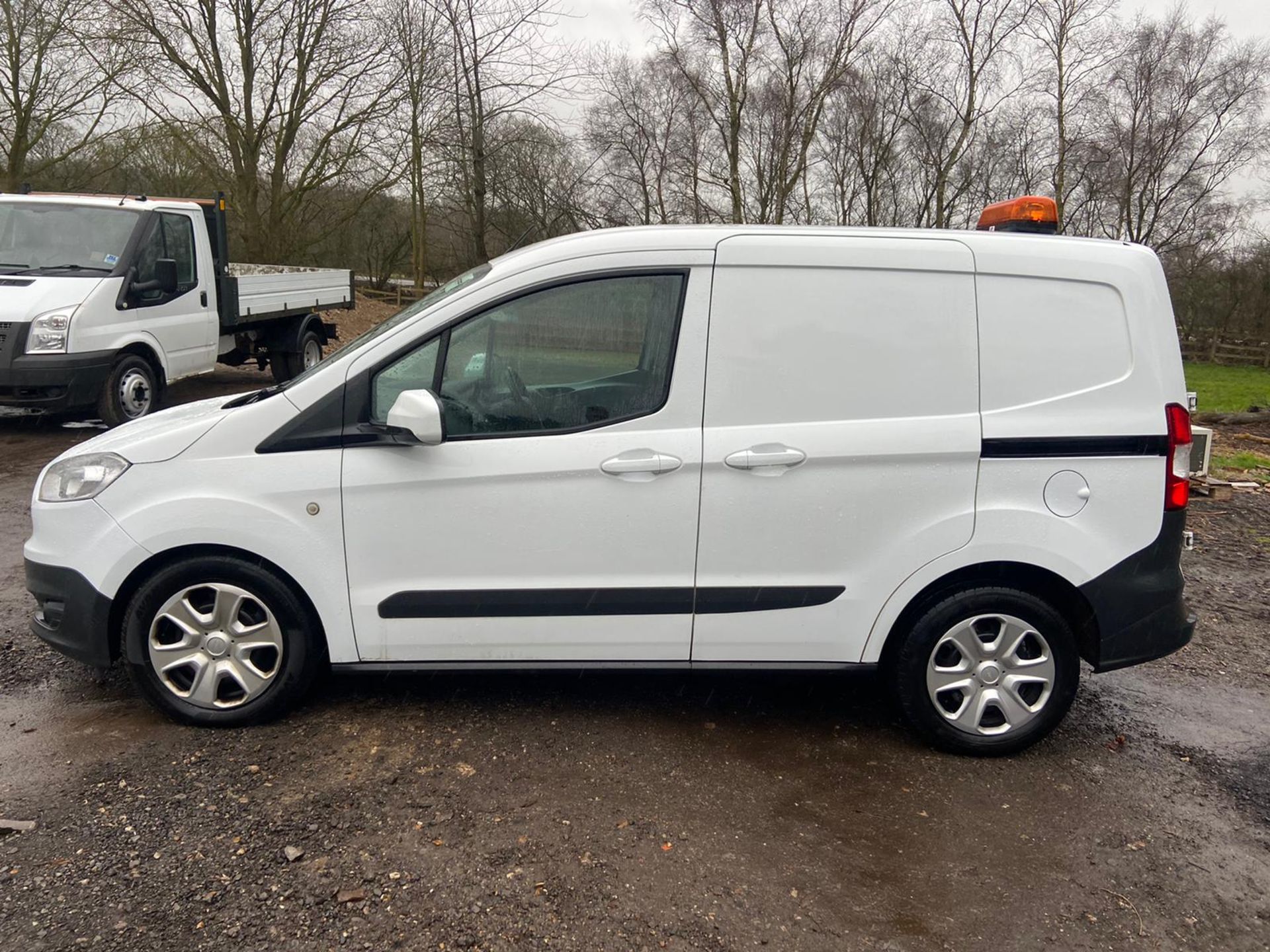 2017/67 REG FORD TRANSIT COURIER TREND TDCI 1.5 DIESEL WHITE PANEL VAN, SHOWING 0 FORMER KEEPERS - Image 4 of 12