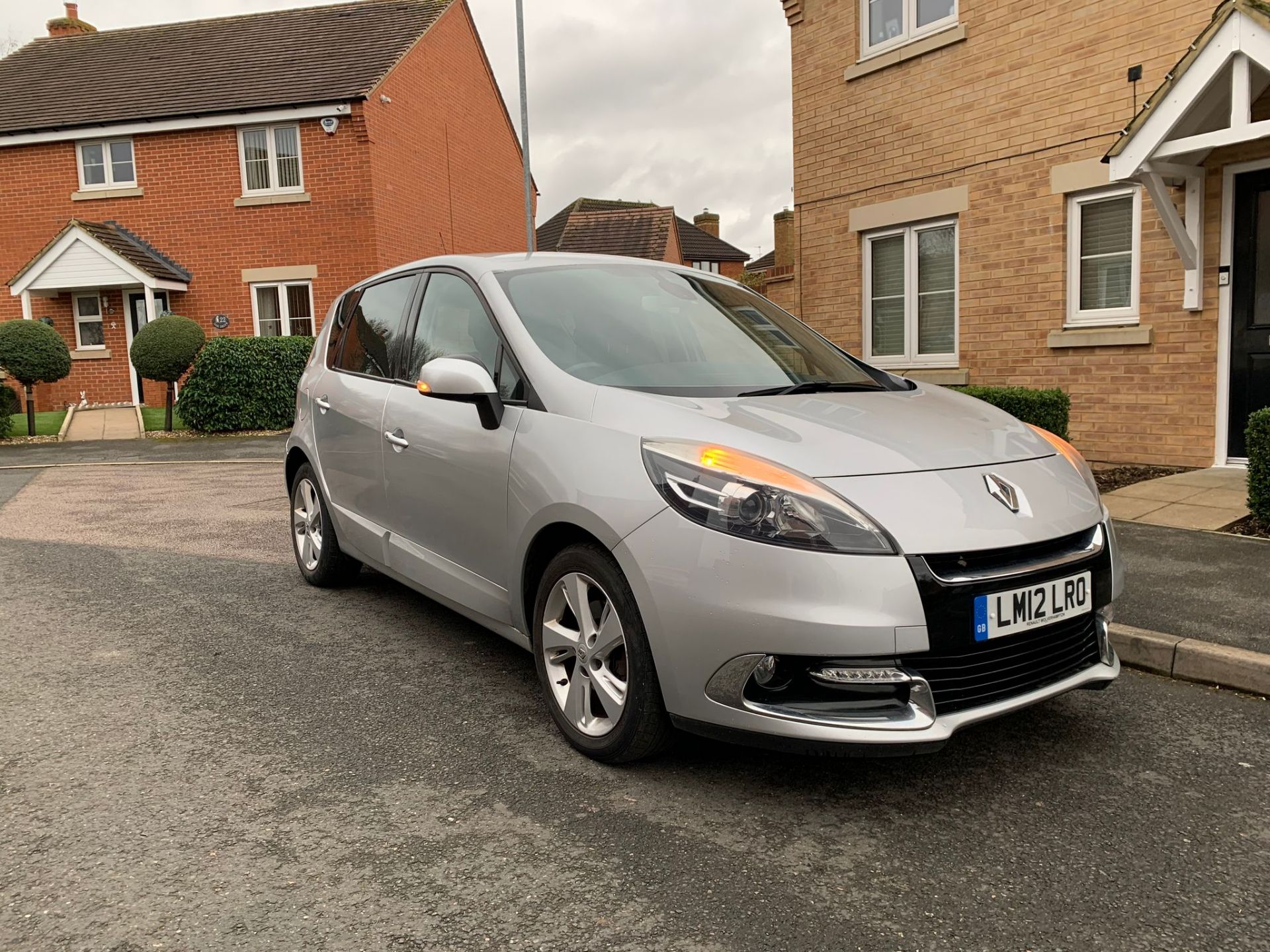 2012/12 REG RENAULT SCENIC DYNAMIQUE TOMTOM DCI SA 1.5 DIESEL SILVER, SHOWING 1 FORMER KEEPER NO VAT