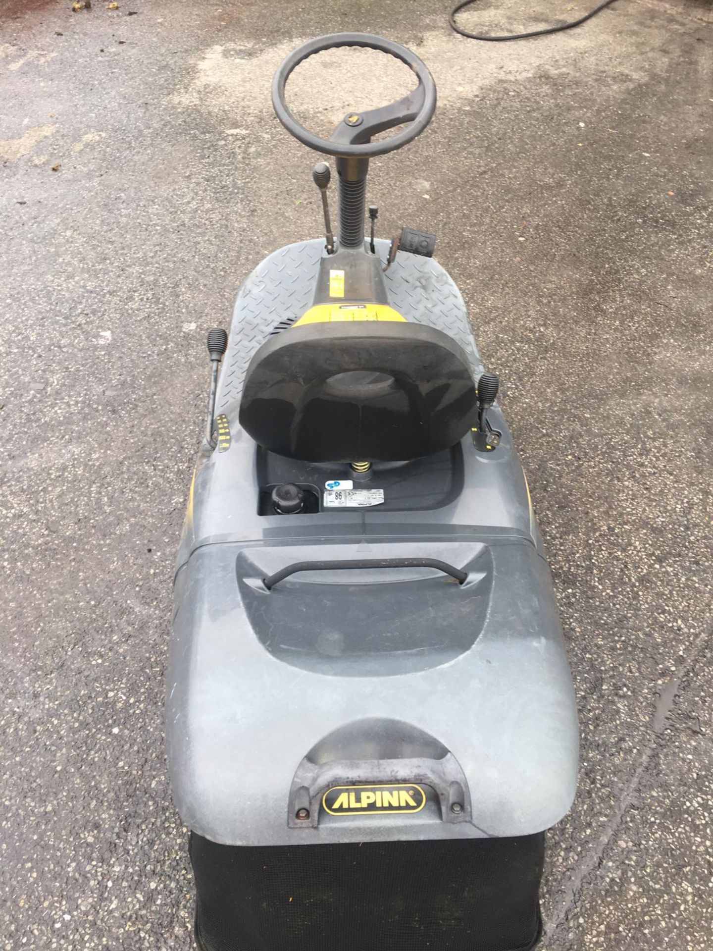 ALPINK ONE 63Y RIDE ON LAWN MOWER, ENGINE STARTS, BLADE RUNS BUT NO DRIVE *NO VAT* - Image 3 of 7