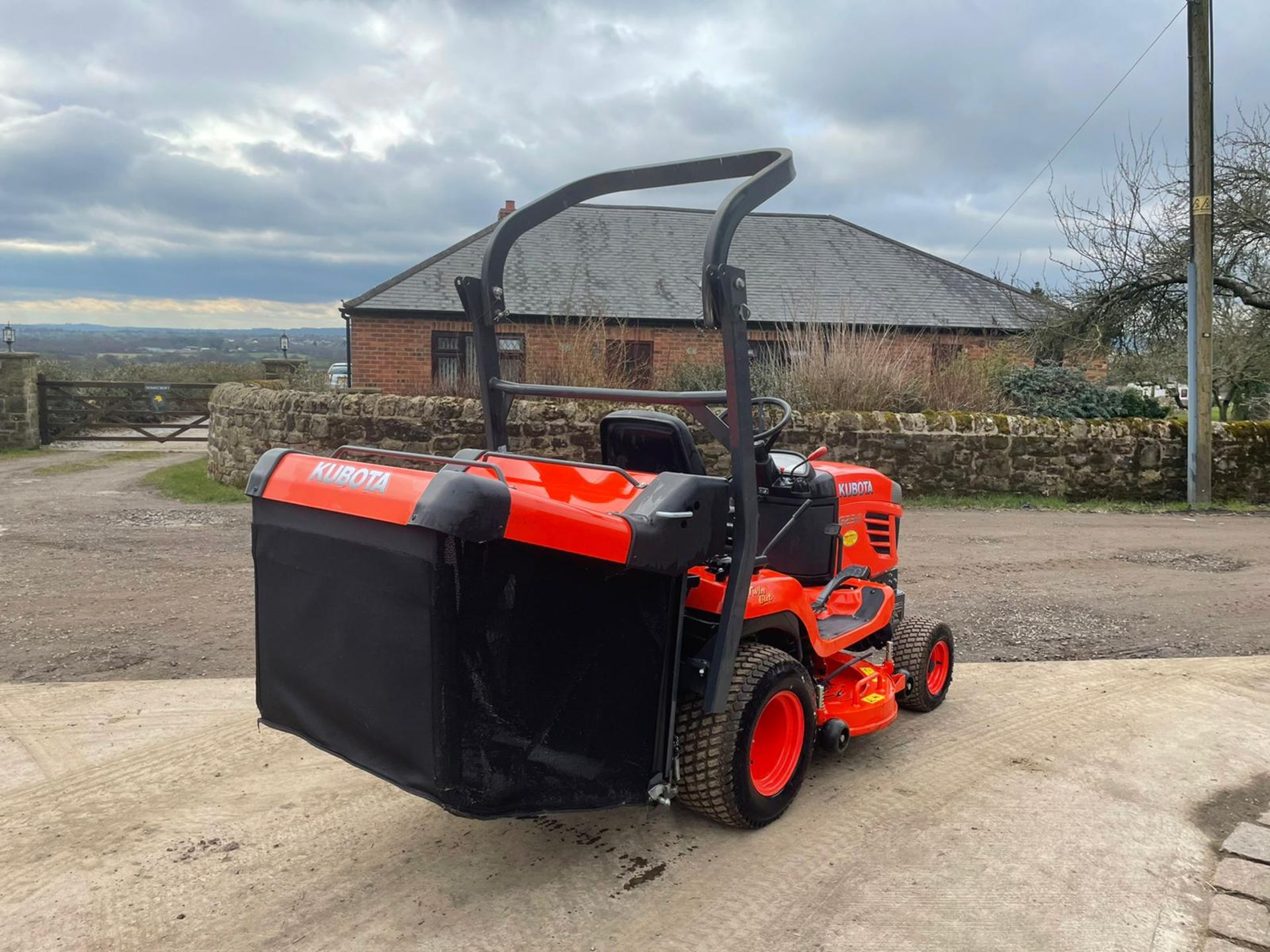 2015 KUBOTA G23-II RIDE ON MOWER, RUNS, DRIVES AND CUTS, IN MINT CONDITION, LOW 205 HOURS FROM NEW! - Image 8 of 8