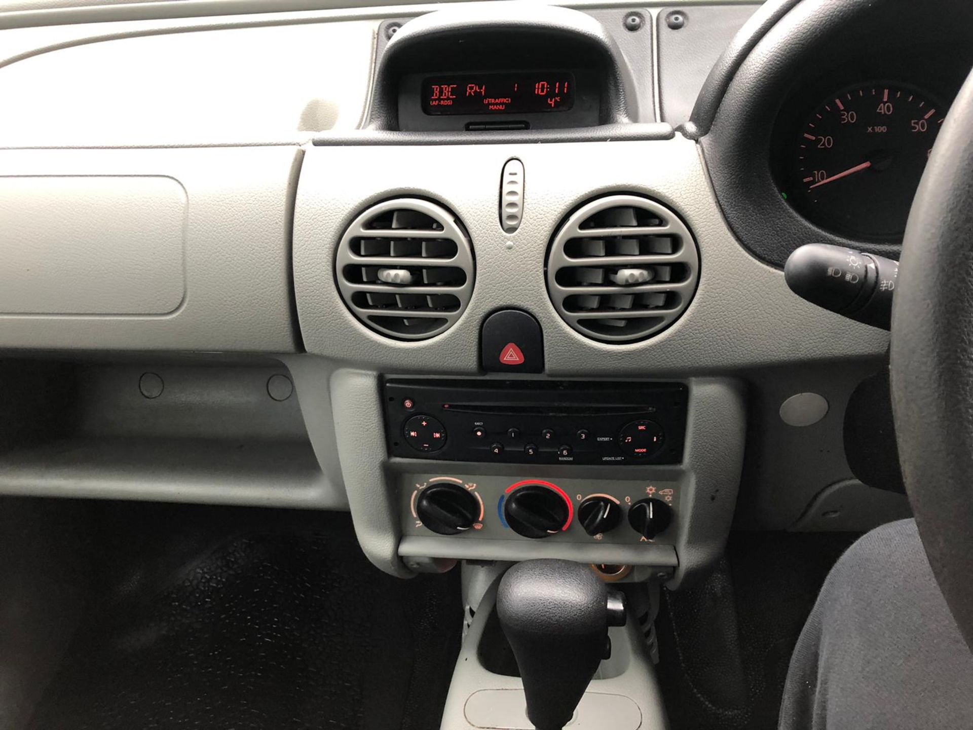 2006/06 REG RENAULT KANGOO EXPRESSION 1.6 PETROL AUTOMATIC BLUE, SHOWING 3 FORMER KEEPERS *no VAT* - Image 8 of 13