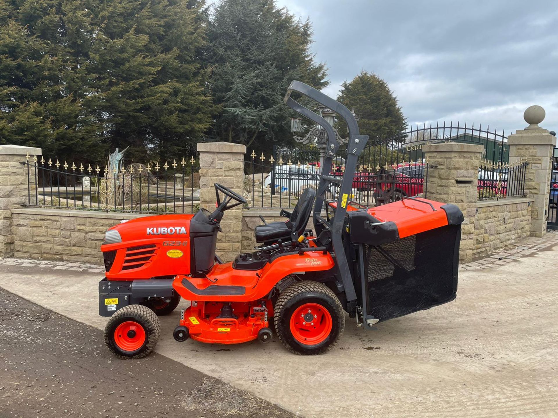 2015 KUBOTA G23-II RIDE ON MOWER, RUNS, DRIVES AND CUTS, IN MINT CONDITION, LOW 205 HOURS FROM NEW! - Image 4 of 8