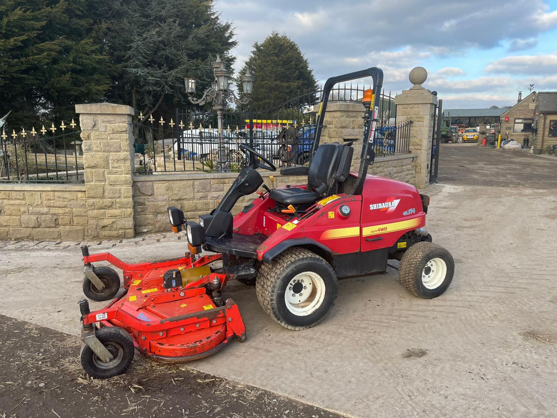 2012 SHIBAURA CM374 OUTFRONT RIDE ON MOWER, RUNS, DRIVES AND CUTS, IN USED BUT GOOD CONDITION - Image 8 of 12