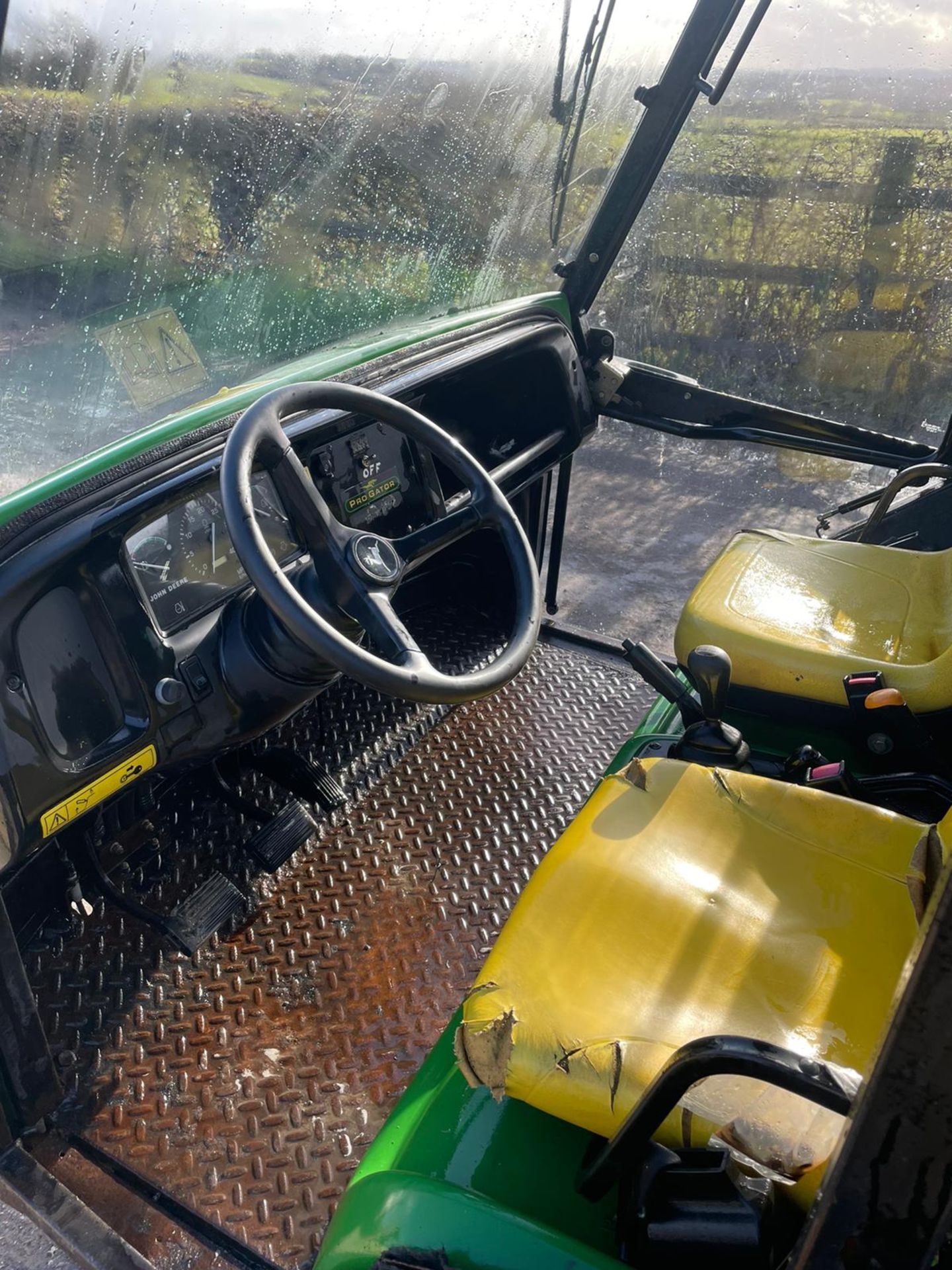 JOHN DEERE PRO GATOR, 249 RECORDED HOURS, HYDRAULIC TIPPING BACK, CAB WITH HEATING UNIT *PLUS VAT* - Image 5 of 6
