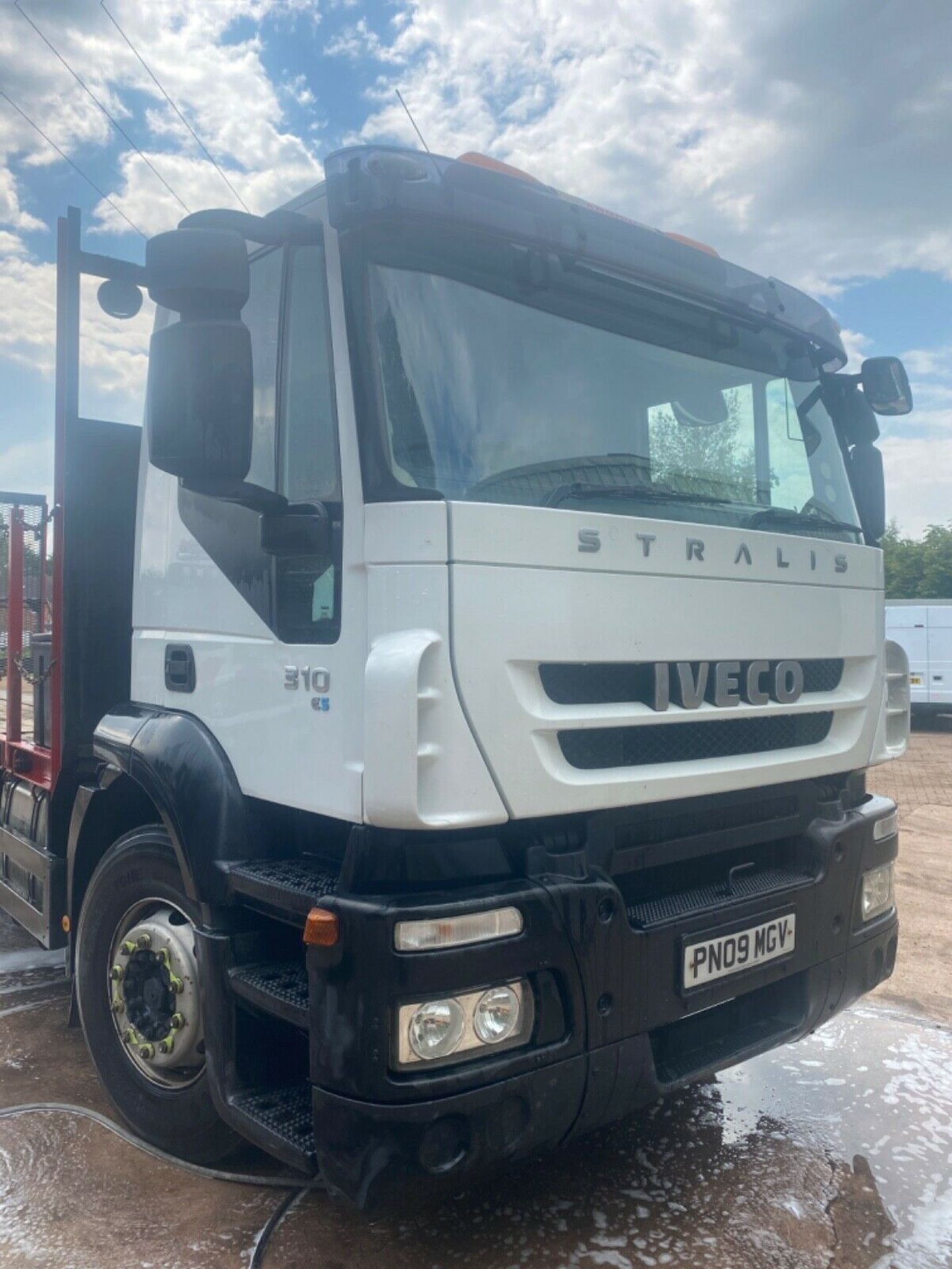 2009/09 REG IVECO STRALIS AD260S31Y/PT DAY BEAVERTAIL PLANT LORRY, SHOWING 1 FORMER KEEPER *PLUS VAT - Image 2 of 12