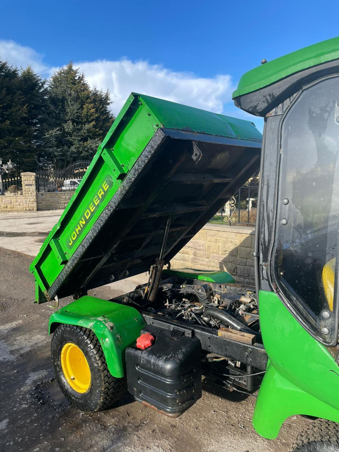 JOHN DEERE PRO GATOR, 249 RECORDED HOURS, HYDRAULIC TIPPING BACK, CAB WITH HEATING UNIT *PLUS VAT* - Image 4 of 6