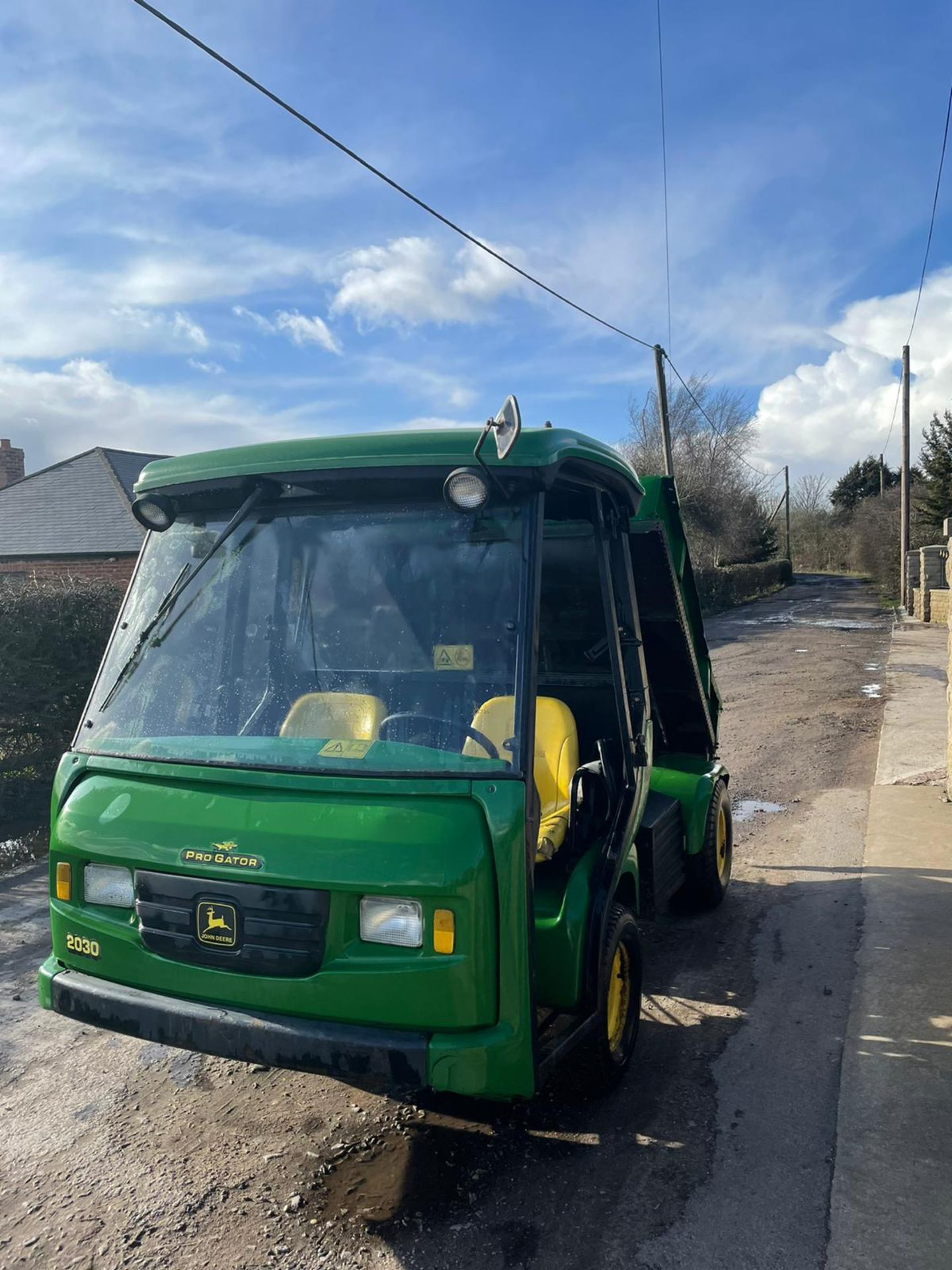 JOHN DEERE PRO GATOR, 249 RECORDED HOURS, HYDRAULIC TIPPING BACK, CAB WITH HEATING UNIT *PLUS VAT* - Image 2 of 6