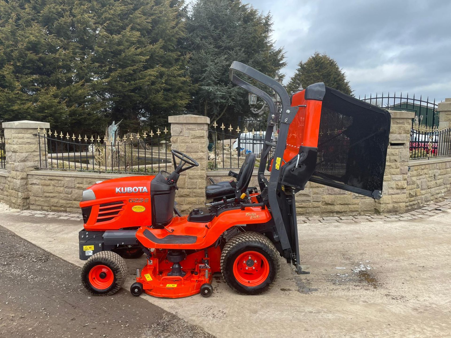2015 KUBOTA G23-II RIDE ON MOWER, RUNS, DRIVES AND CUTS, IN MINT CONDITION, LOW 205 HOURS FROM NEW! - Image 5 of 8