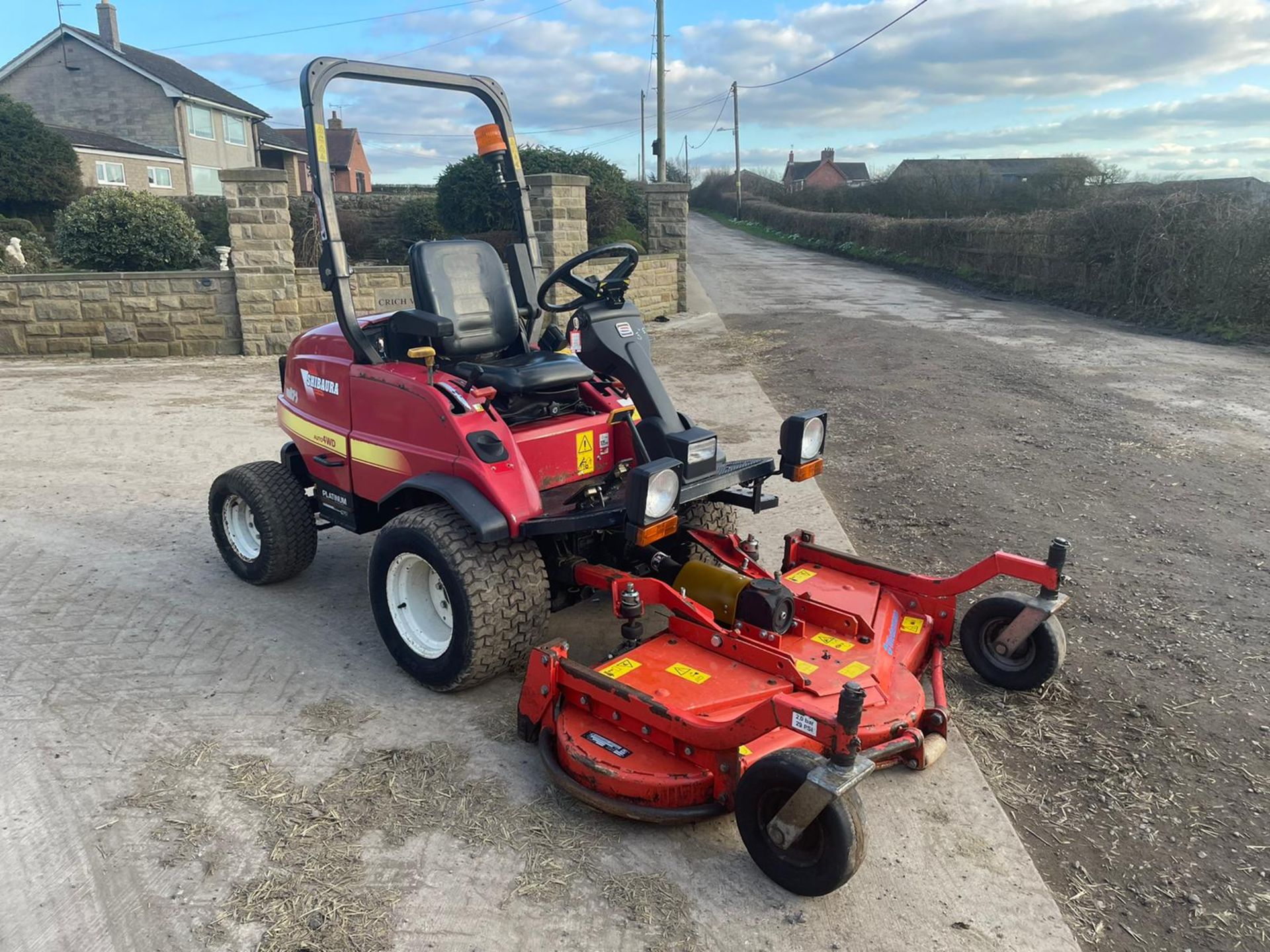 2012 SHIBAURA CM374 OUTFRONT RIDE ON MOWER, RUNS, DRIVES AND CUTS, IN USED BUT GOOD CONDITION - Image 2 of 12