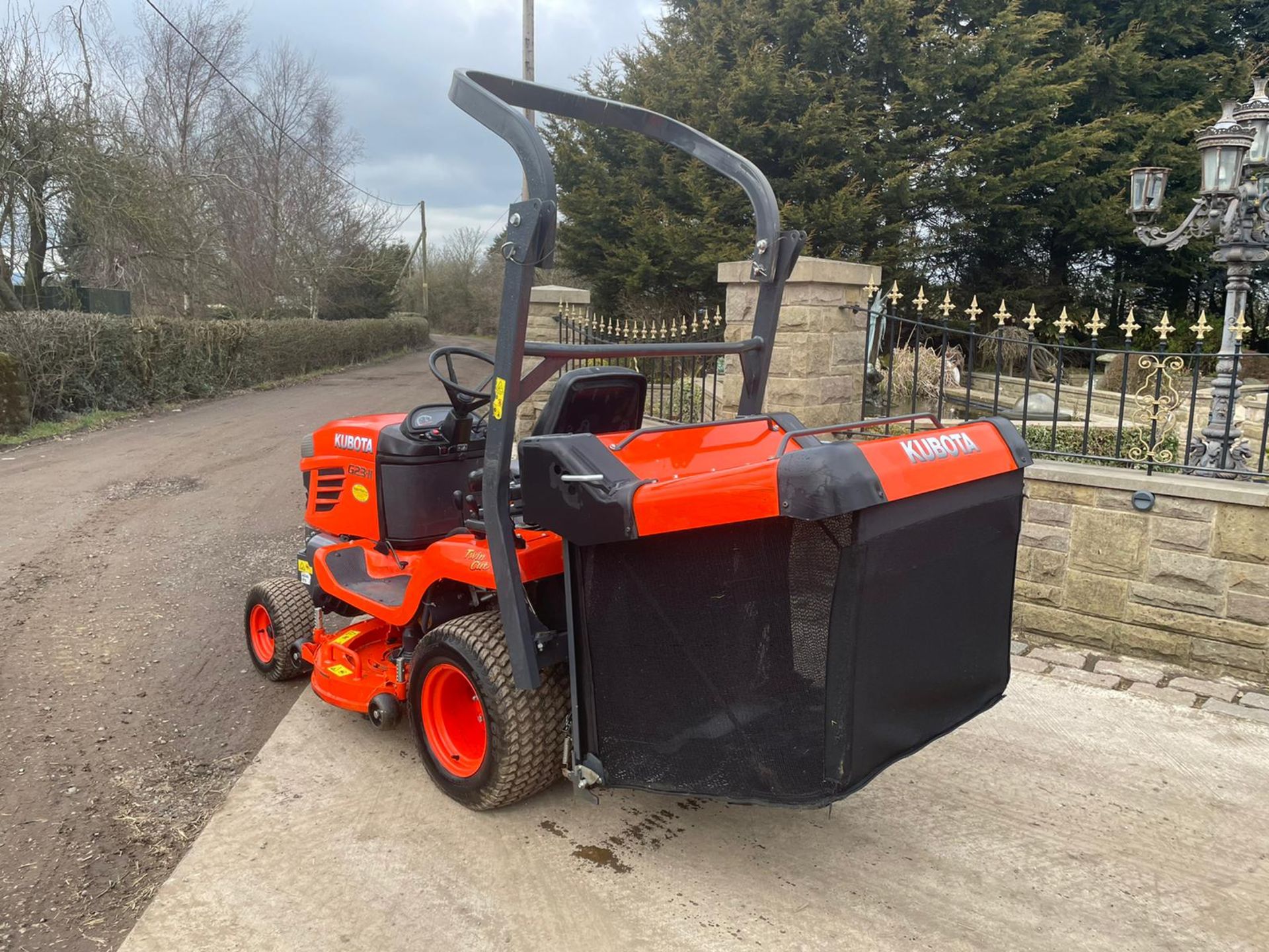 2015 KUBOTA G23-II RIDE ON MOWER, RUNS, DRIVES AND CUTS, IN MINT CONDITION, LOW 205 HOURS FROM NEW! - Image 6 of 8