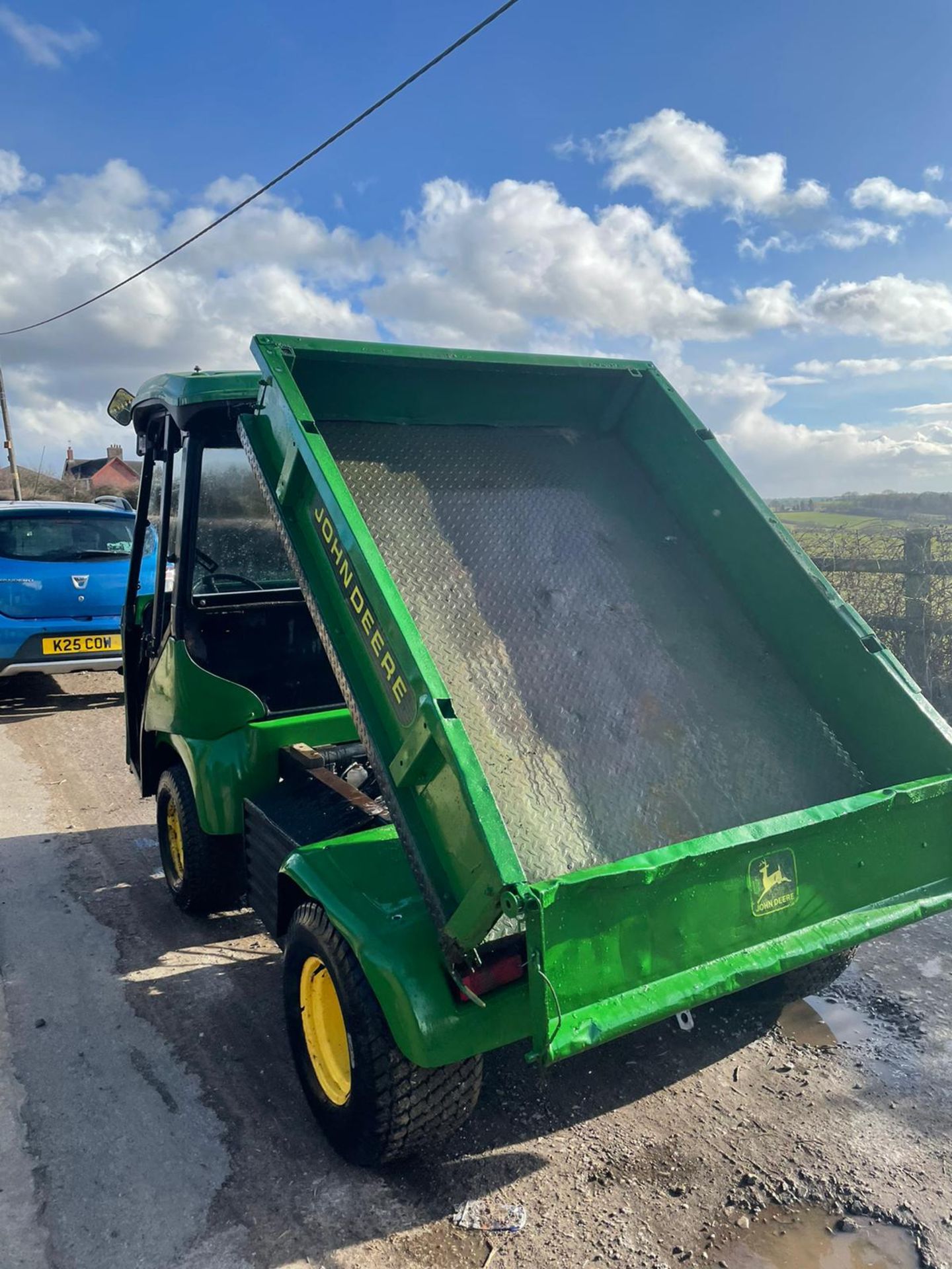 JOHN DEERE PRO GATOR, 249 RECORDED HOURS, HYDRAULIC TIPPING BACK, CAB WITH HEATING UNIT *PLUS VAT* - Image 3 of 6