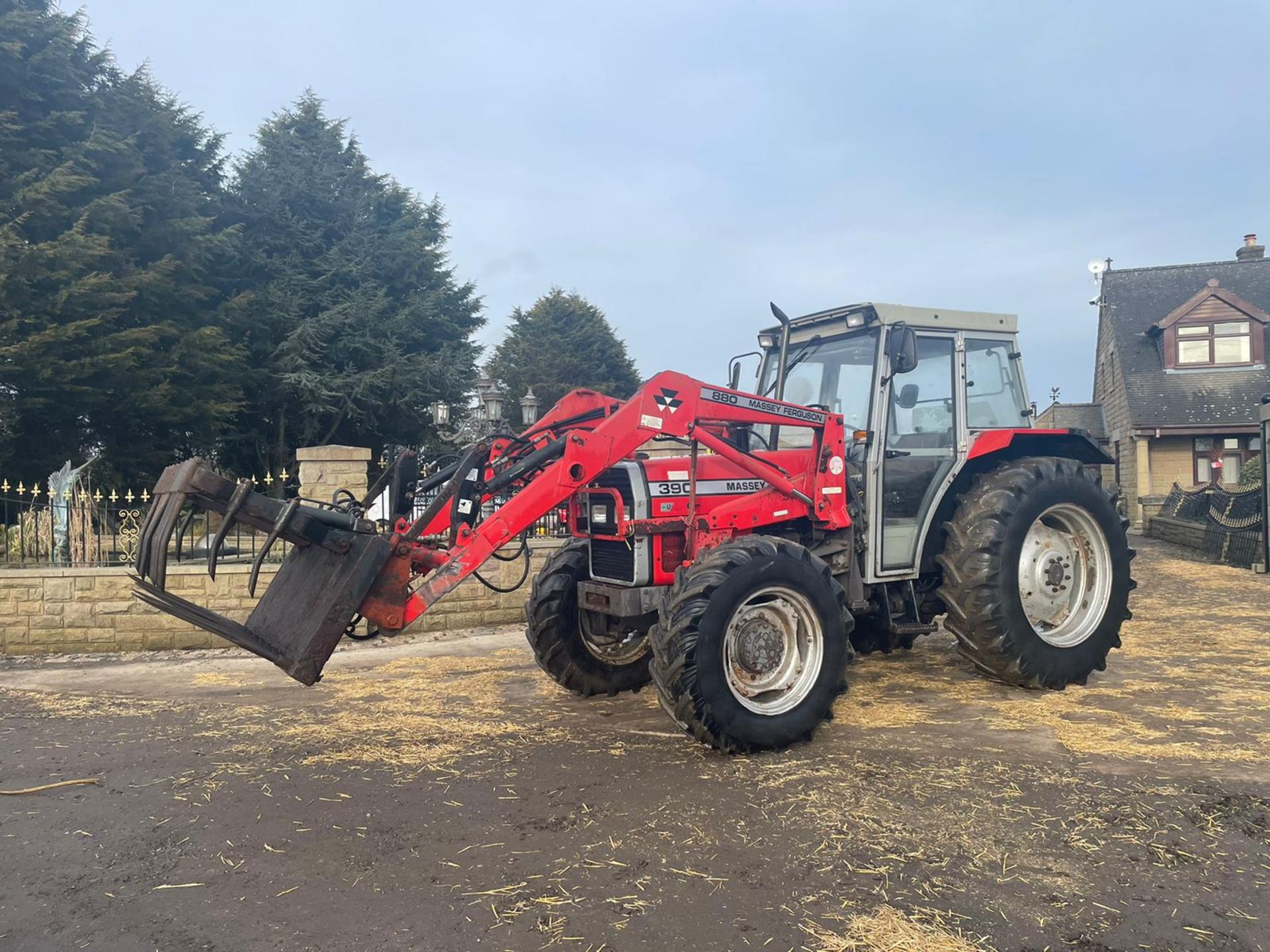 MASSEY FERGUSON 390 TRACTOR WITH LOADER AND GRAB, RUNS, DRIVES AND LIFTS *PLUS VAT*