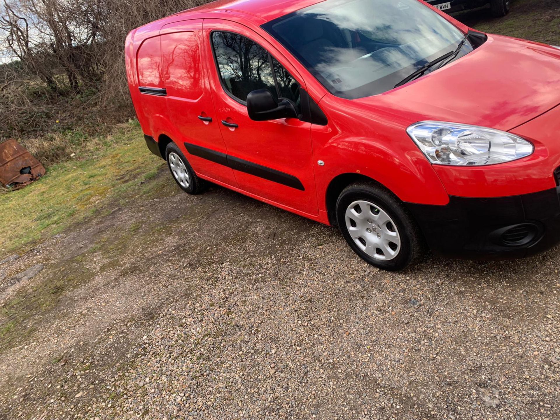 2015/15 REG PEUGEOT PARTNER 750 S L2 HDI 1.6 DIESEL RED PANEL VAN, SHOWING 0 FORMER KEEPERS *NO VAT*