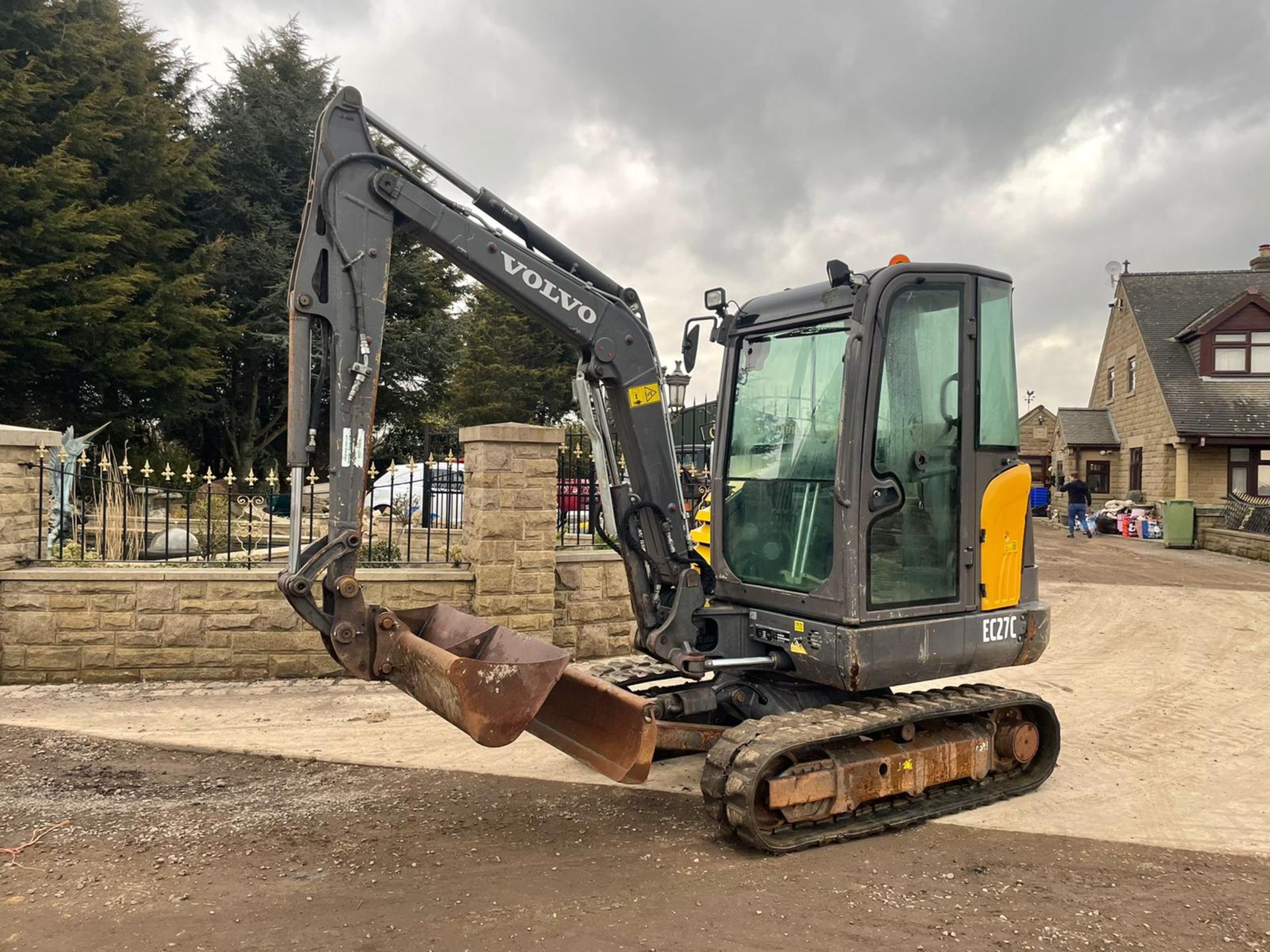 2016 VOLVO EC27 EXCAVATOR, RUNS, DRIVES AND DIGS, LOW 2870 HOURS, QUICK HITCH *PLUS VAT* - Image 3 of 8